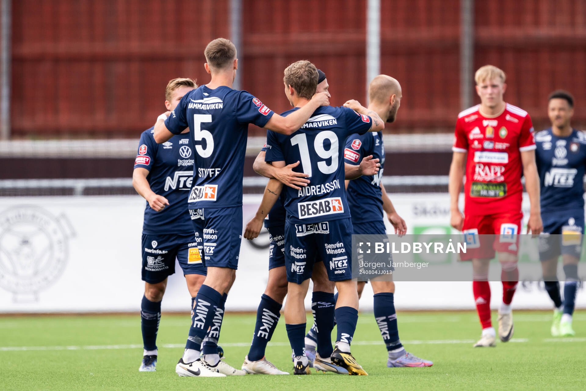 Örgrytes Anton Andreasson jublar med lagkamrater