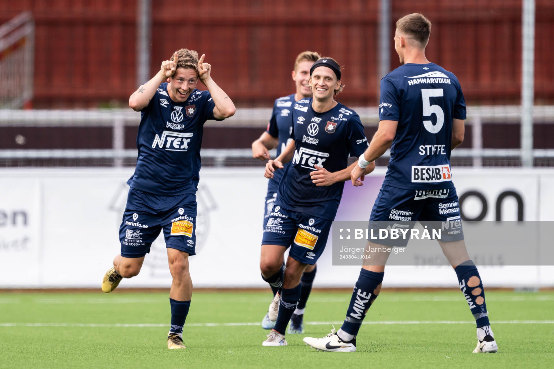 Örgrytes Anton Andreasson jublar med lagkamrater