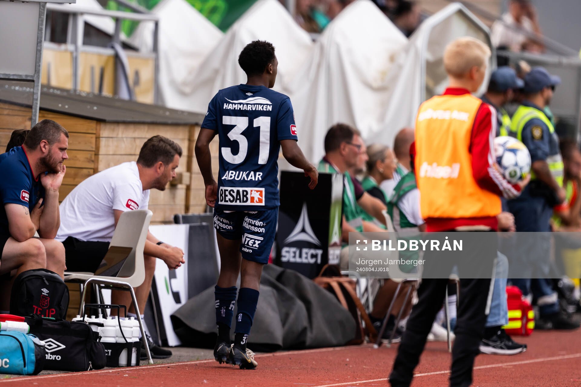 Örgrytes Aydarus Abukar lämnar planen med skada