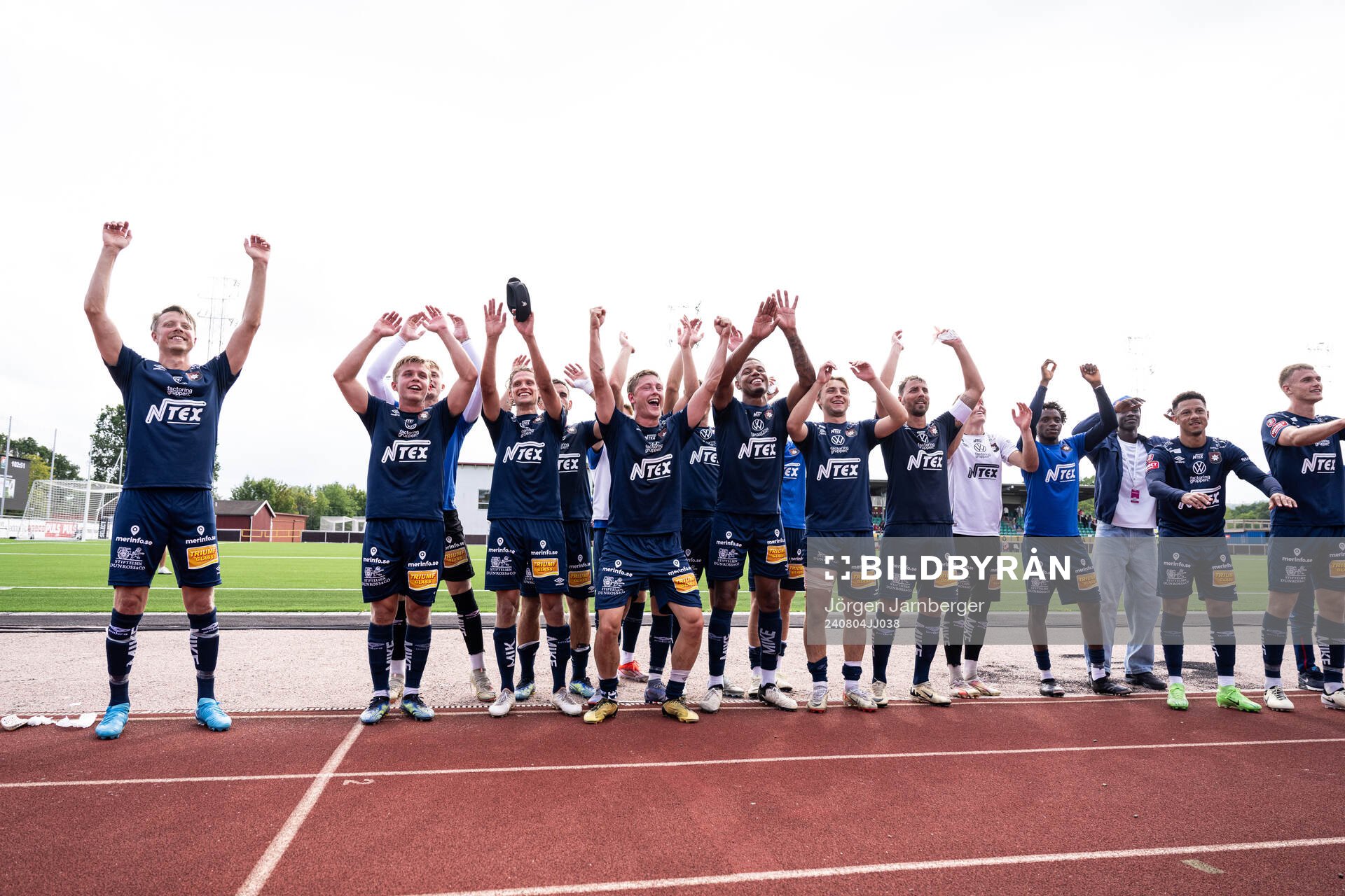 Örgrytes spelare jublar efter fotbollsmatchen i Superettan mellan Skövde AIK och Örgryte den 4 augusti 2024 i Skövde. 