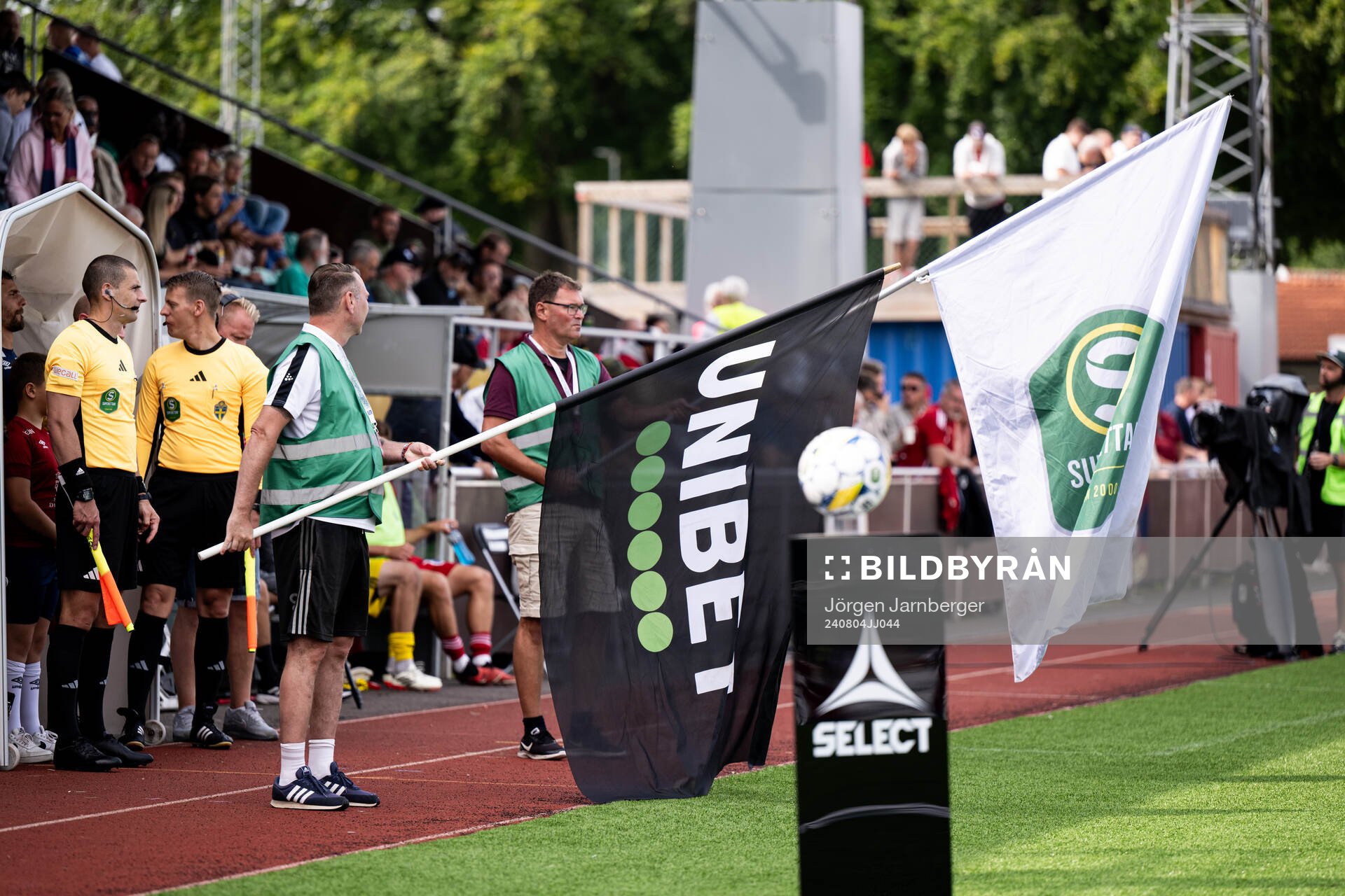 Fanbärare med unibet och superettans fanor