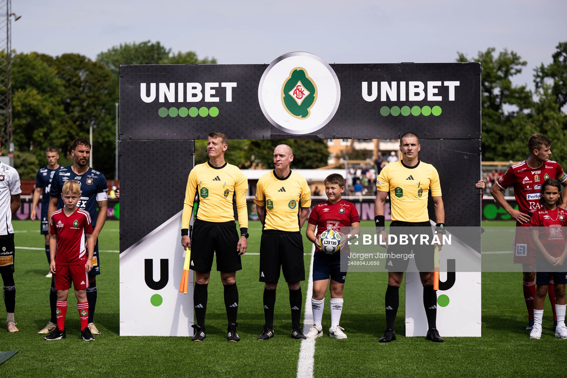 Domare Per Melin med assisterande domarna Simon Andersson och Mirza Rovcanin under lineup inför fotbollsmatchen i Superettan mellan Skövde AIK och Örgryte den 4 augusti 2024 i Skövde.