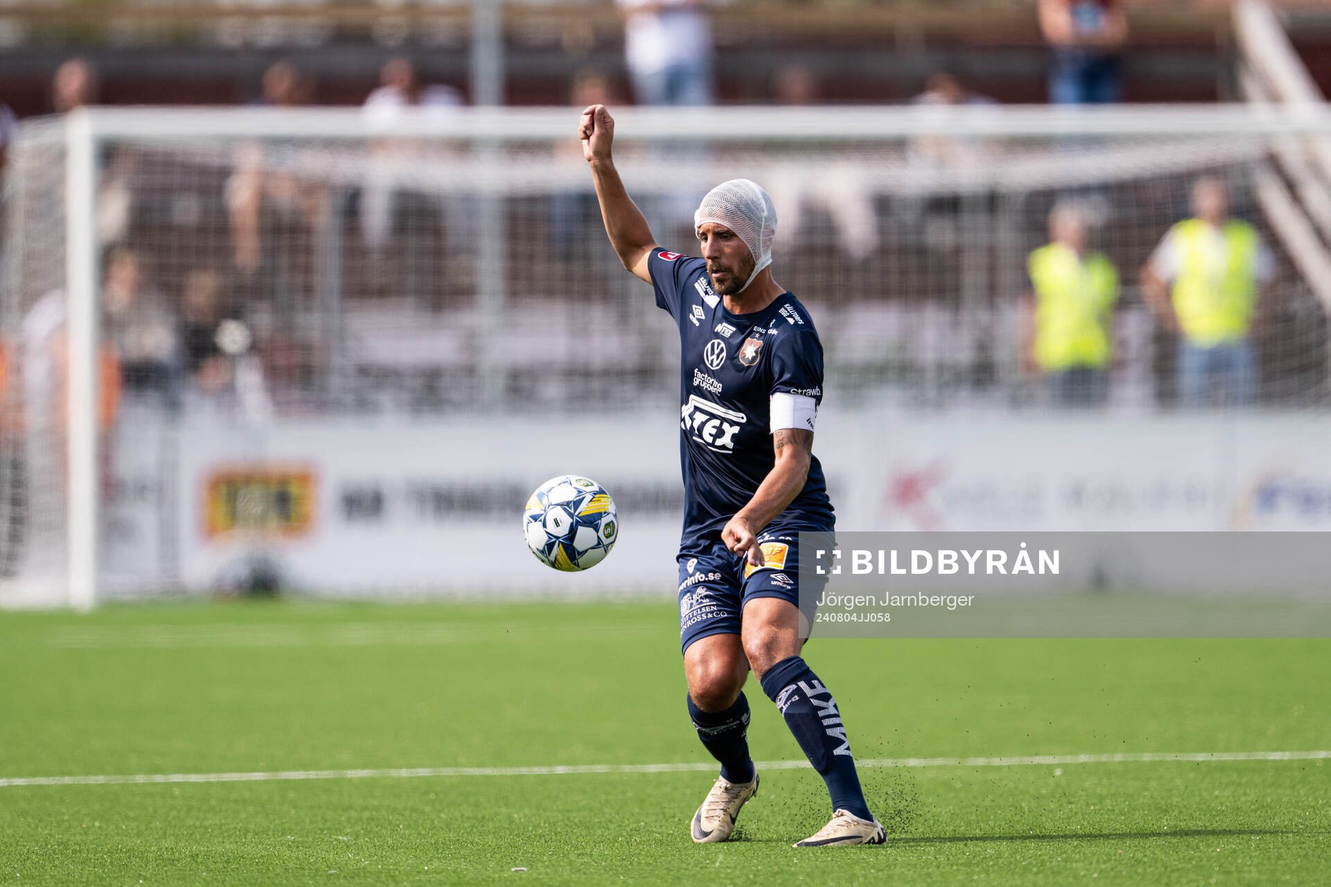 Örgrytes Jonathan Azulay med bandagerat huvud