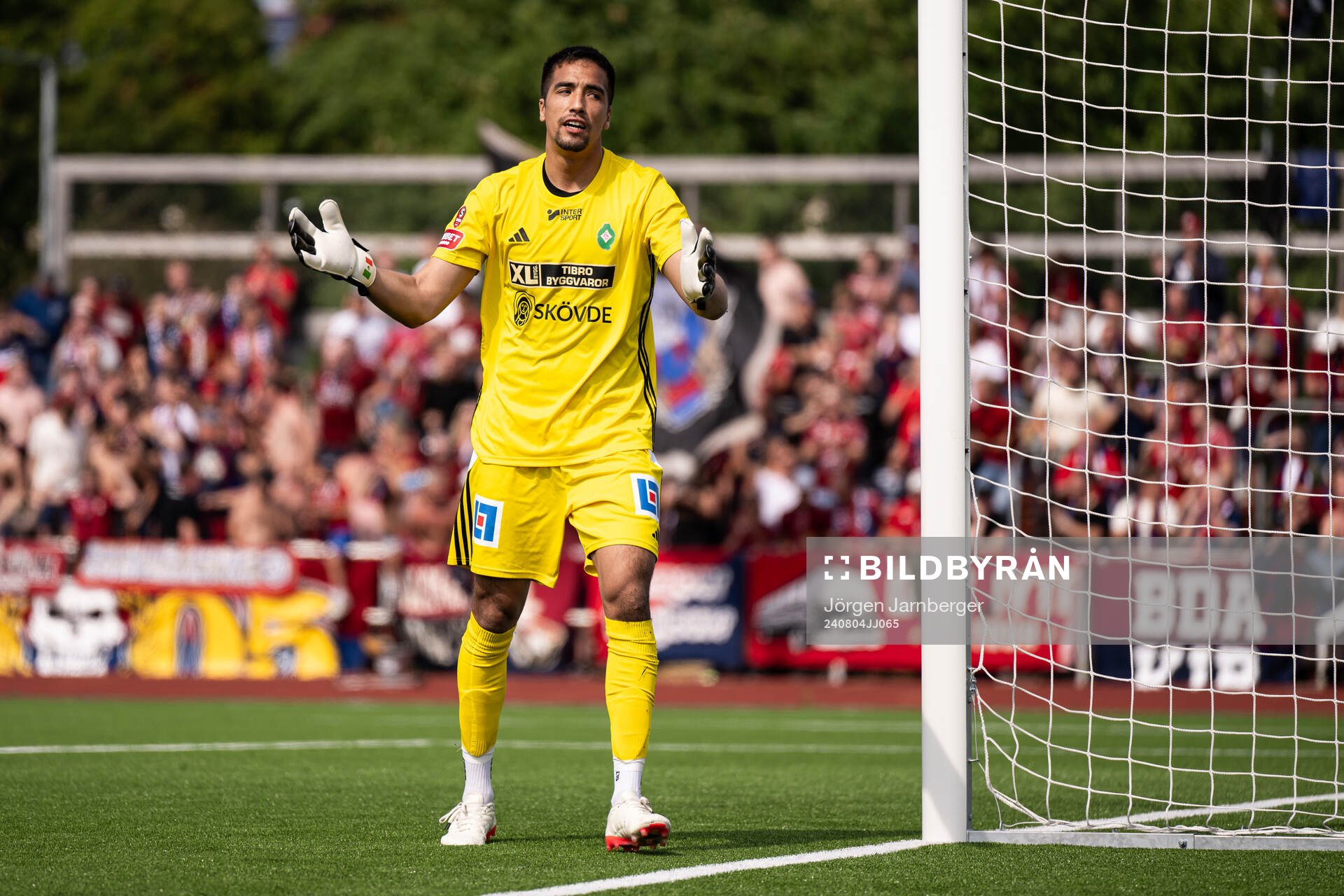 Skövde AIKs målvakt Adrian Zendejas reagerar under fotbollsmatchen i Superettan mellan Skövde AIK och Örgryte den 4 augusti 2024 i Skövde.