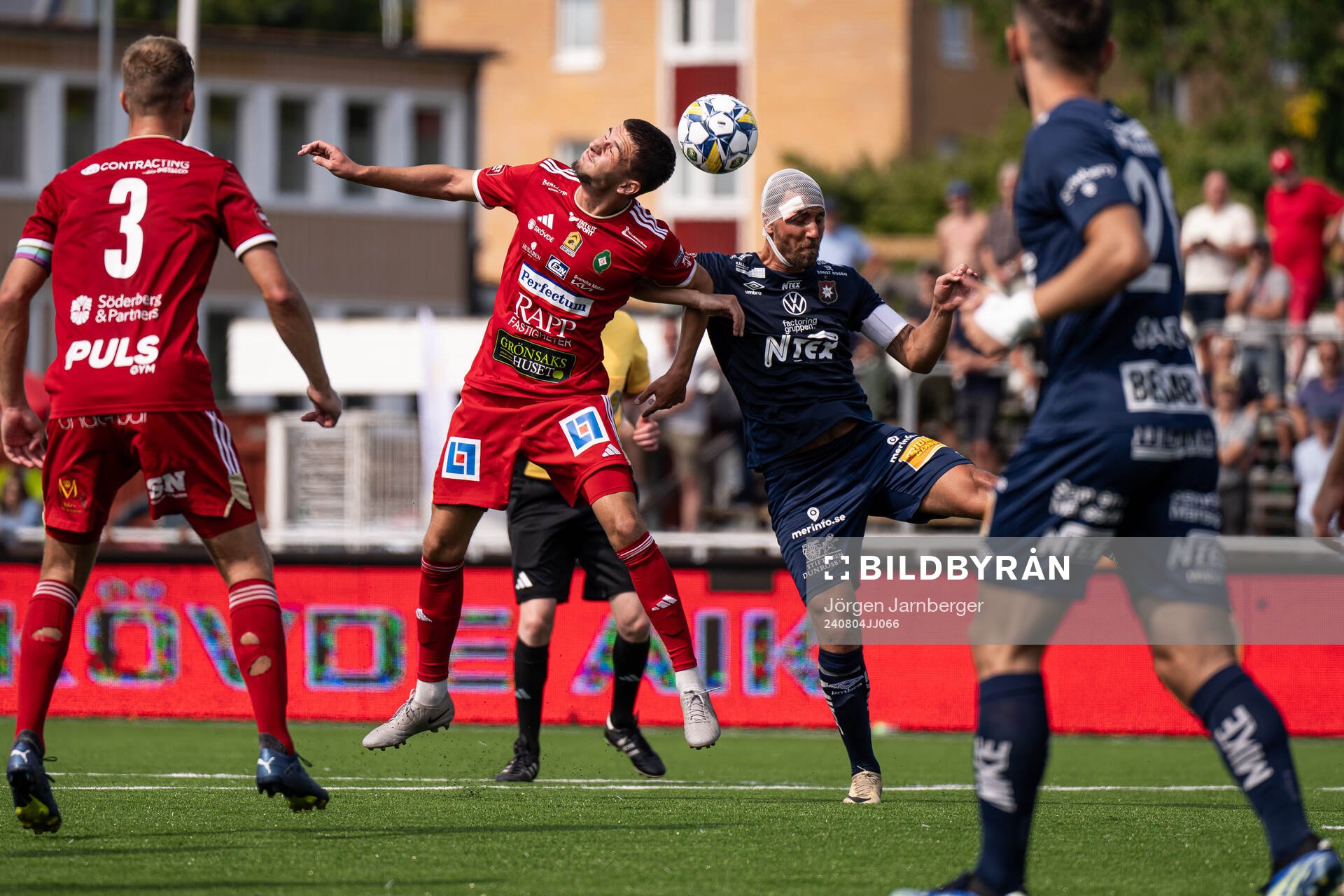 Skövde AIKs Kenan Bilalovic och Örgrytes Jonathan Azulay