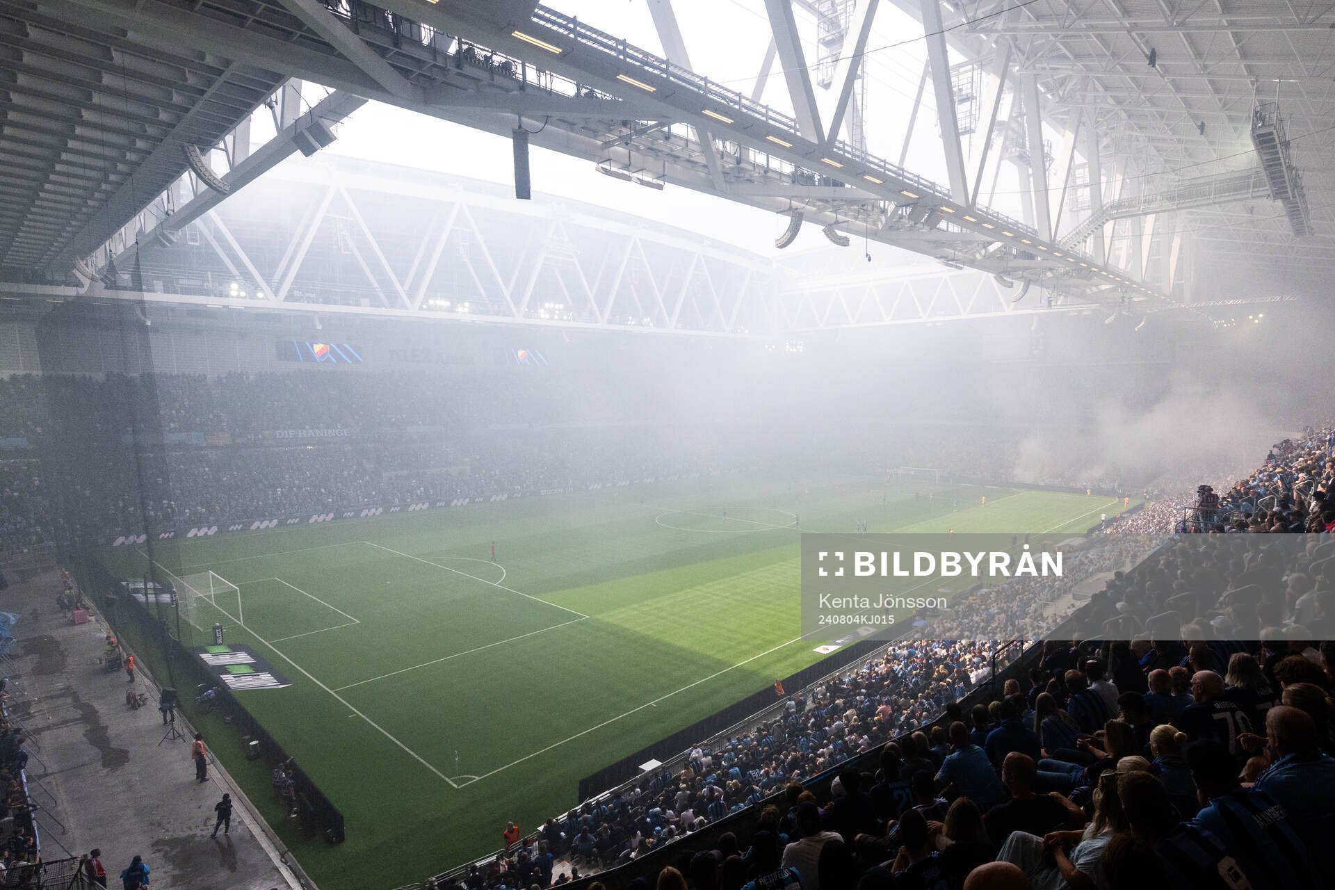 Rök från pyroteknik på Tele2 Arena