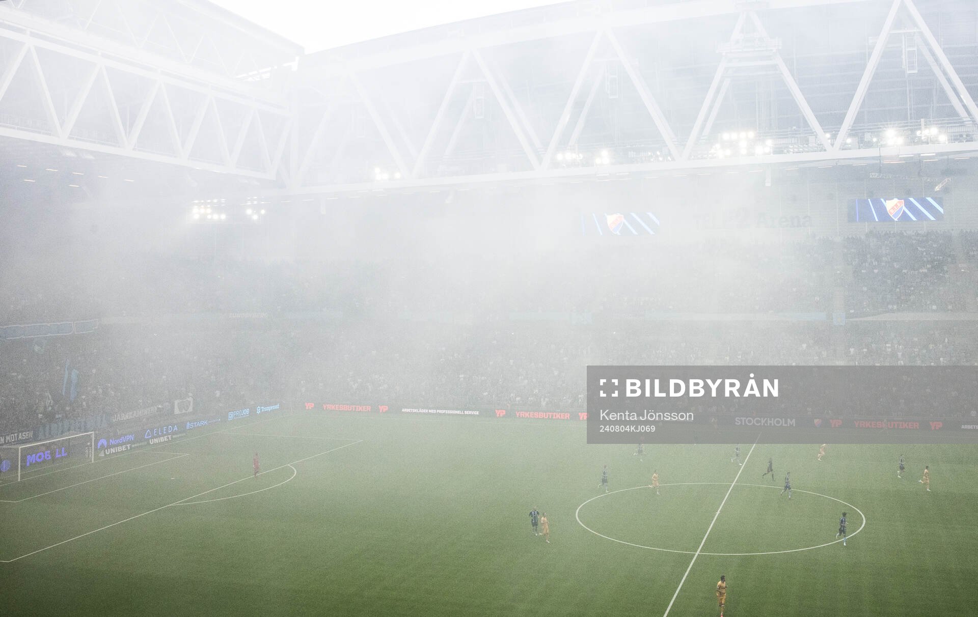 Rök från pyroteknik på Tele2 Arena