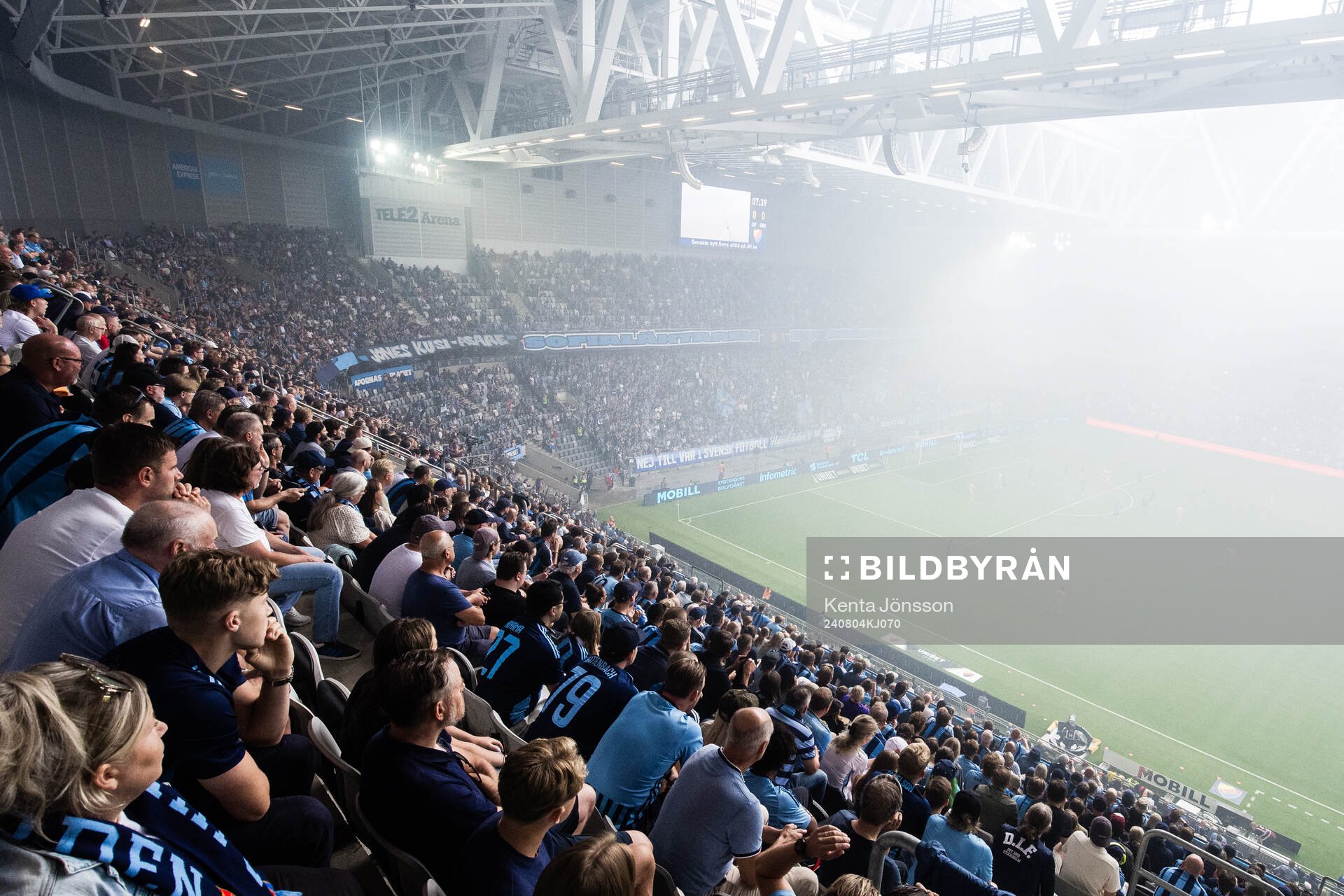 Rök från pyroteknik på Tele2 Arena