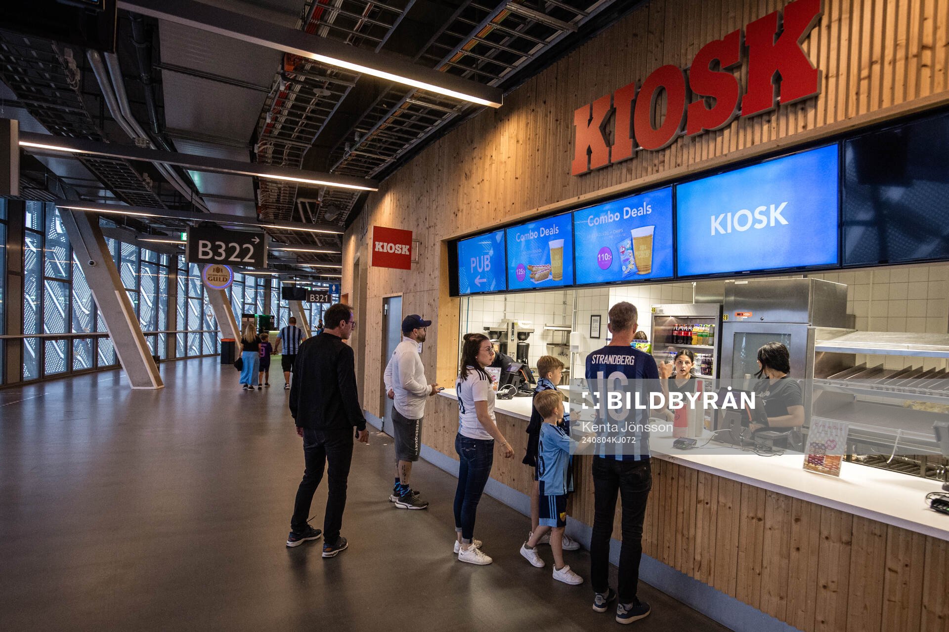 Glest med besökare vid en kiosk på Tele2 Arena