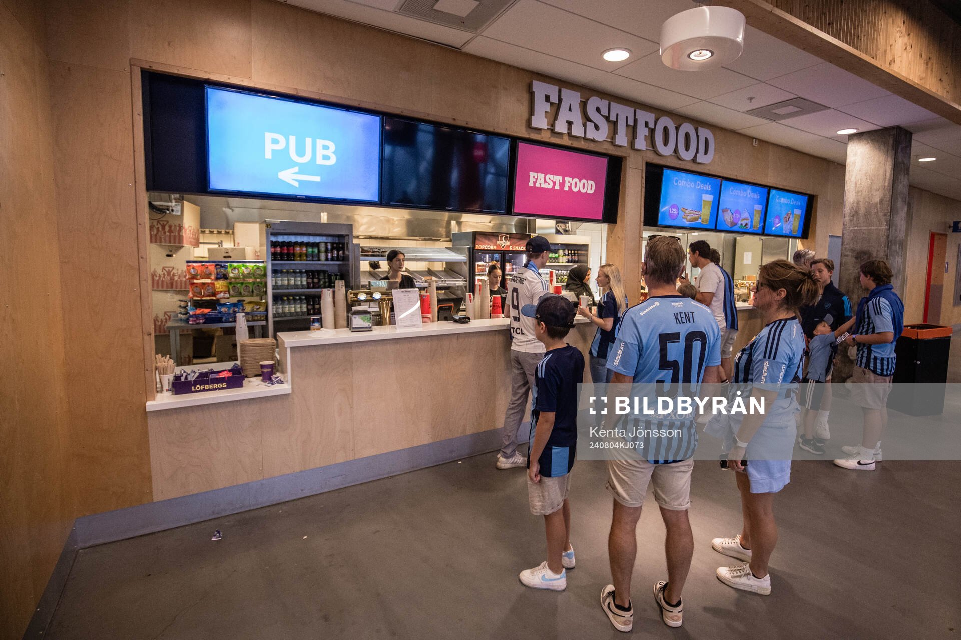 Glest med besökare vid en kiosk på Tele2 Arena