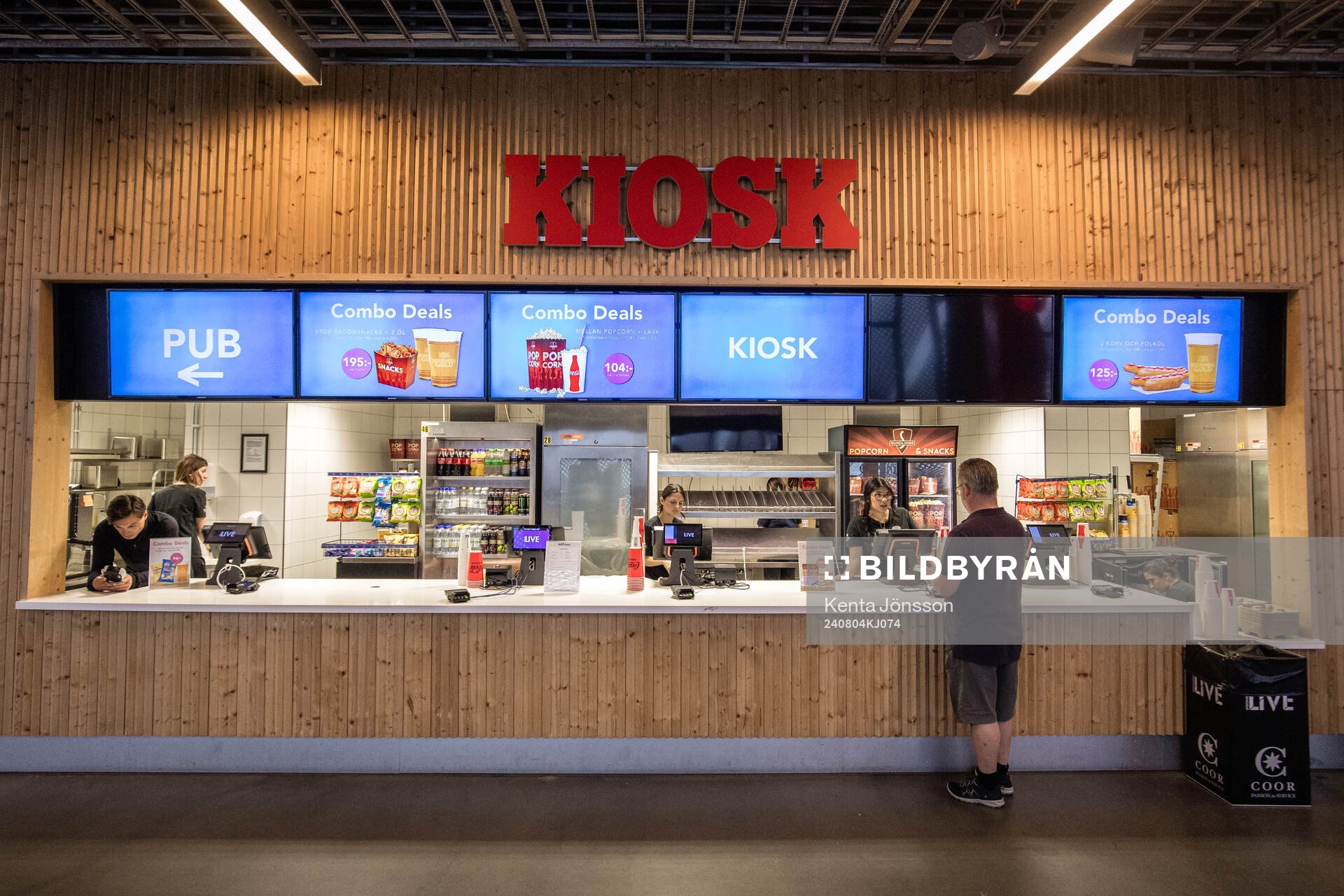 Glest med besökare vid en kiosk på Tele2 Arena