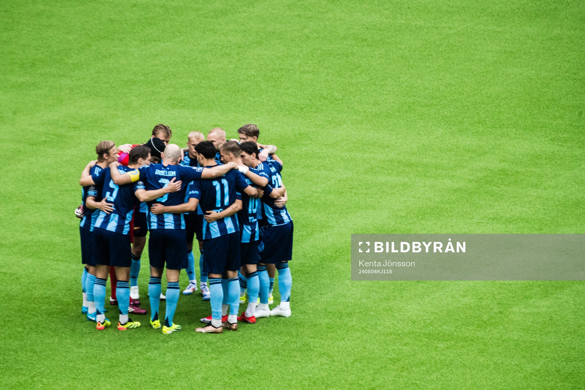 Djurgårdens spelare samlas i en ring inför fotbollsmatchen i Allsvenskan mellan Djurgården och IFK Göteborg den 4 augusti 2024 i Stockholm.