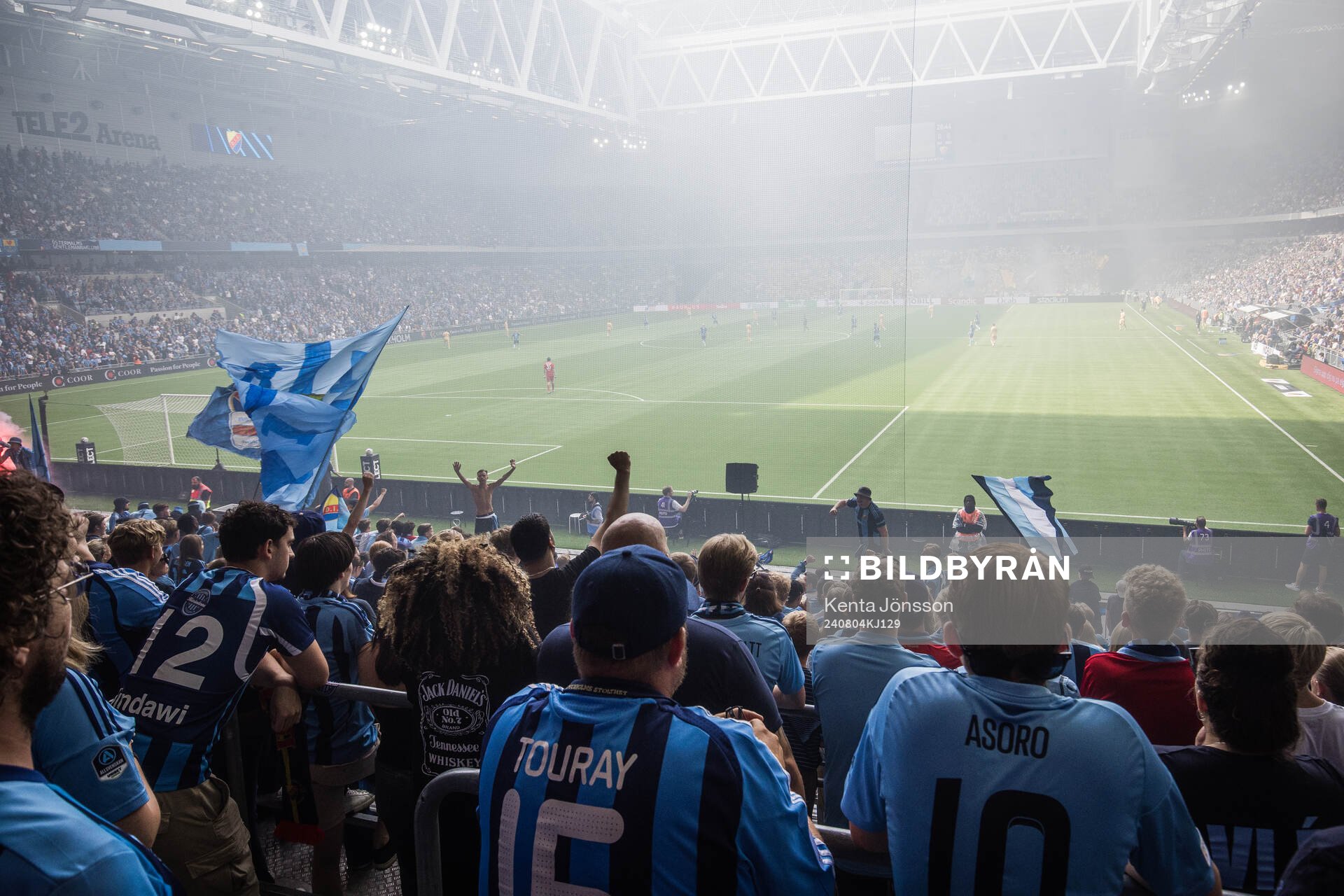 Rök från pyroteknik på Tele2 Arena