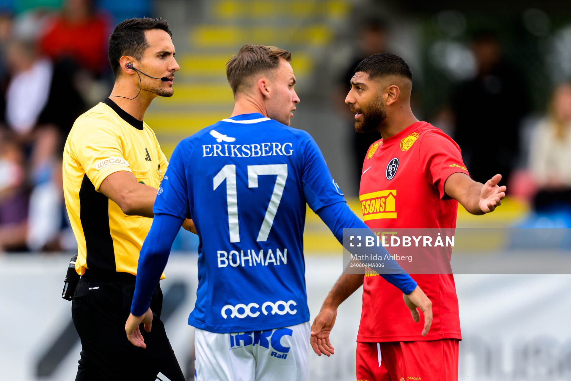 Domare Adi Aganovic och Trelleborgs Filip Bohman och