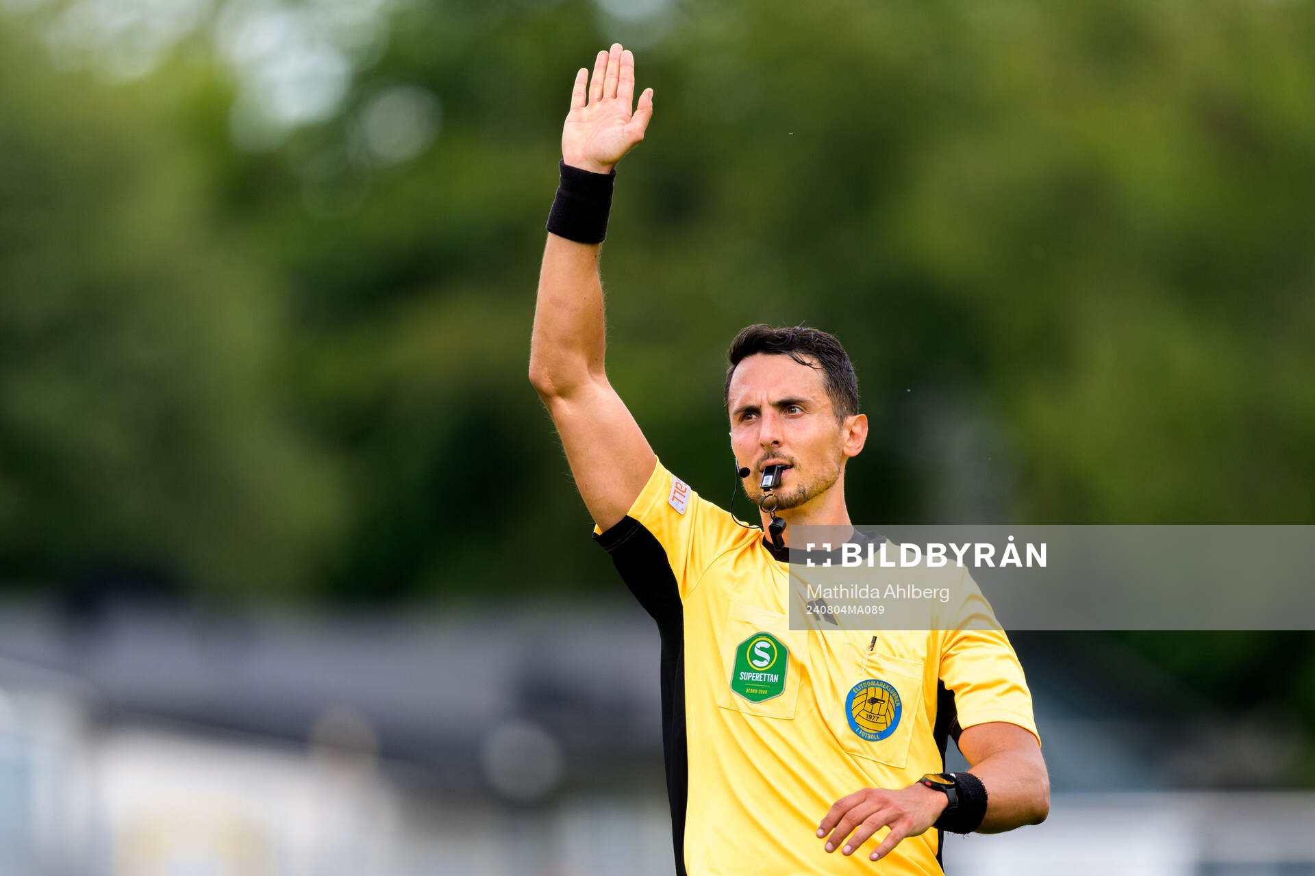 Domare Adi Aganovic under fotbollsmatchen i Superettan mellan Trelleborg och Landskrona den 4 augusti 2024 i Trelleborg. 