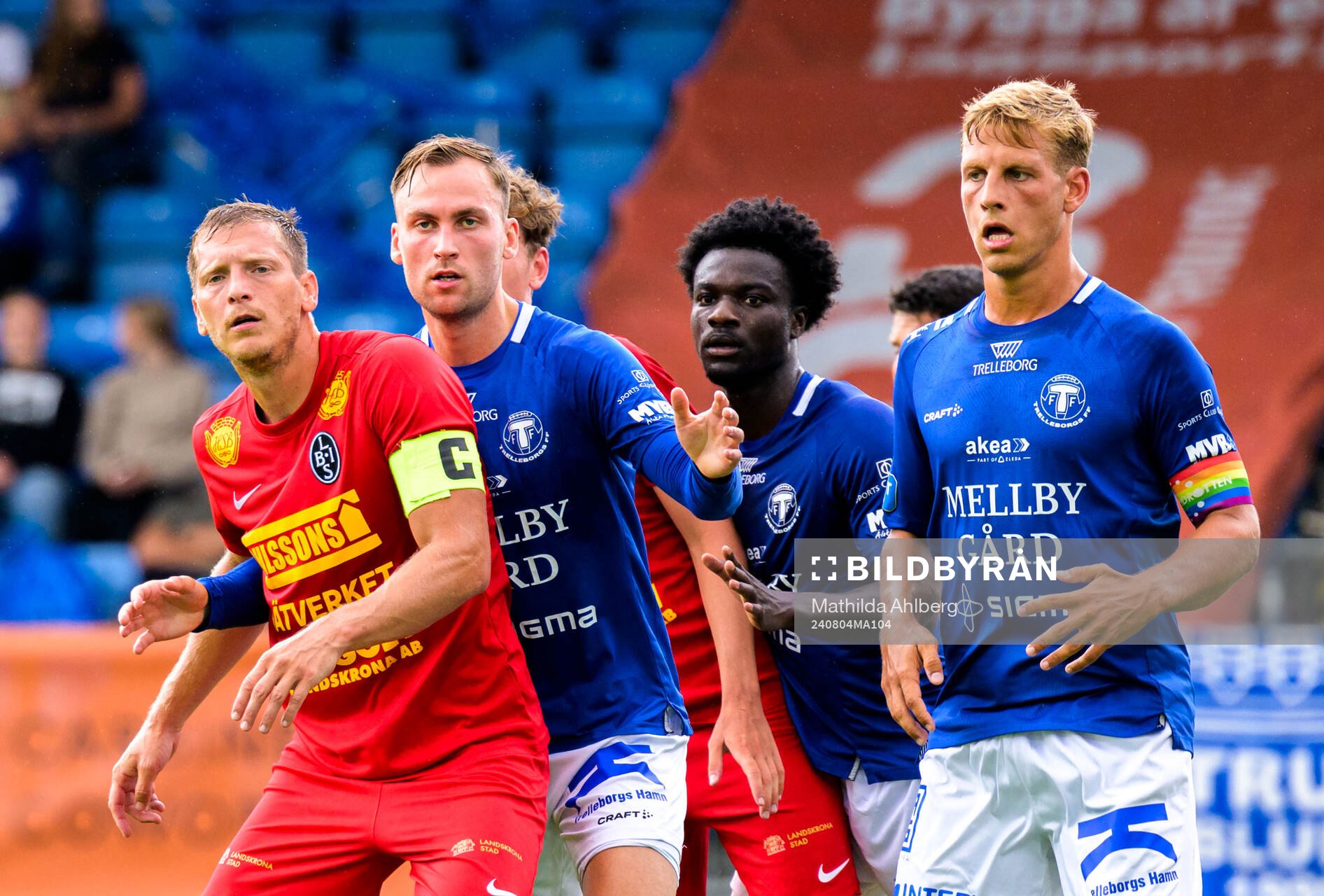 Landskronas Philip Andersson och Trelleborgs Filip Bohman och Tobias Karlsson under fotbollsmatchen i Superettan mellan Trelleborg och Landskrona den 4 augusti 2024 i Trelleborg.
