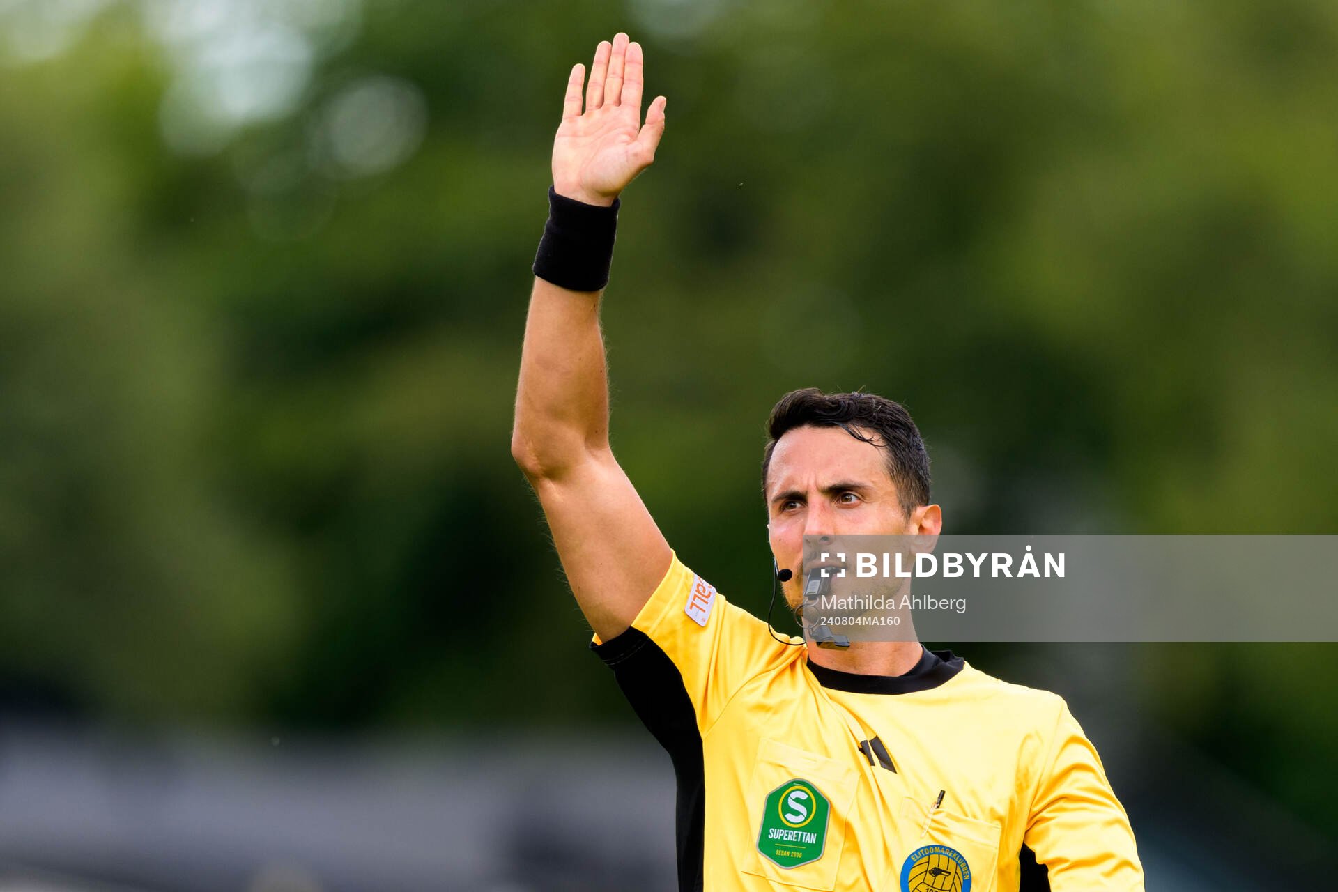 Domare Adi Aganovic under fotbollsmatchen i Superettan mellan Trelleborg och Landskrona den 4 augusti 2024 i Trelleborg. 