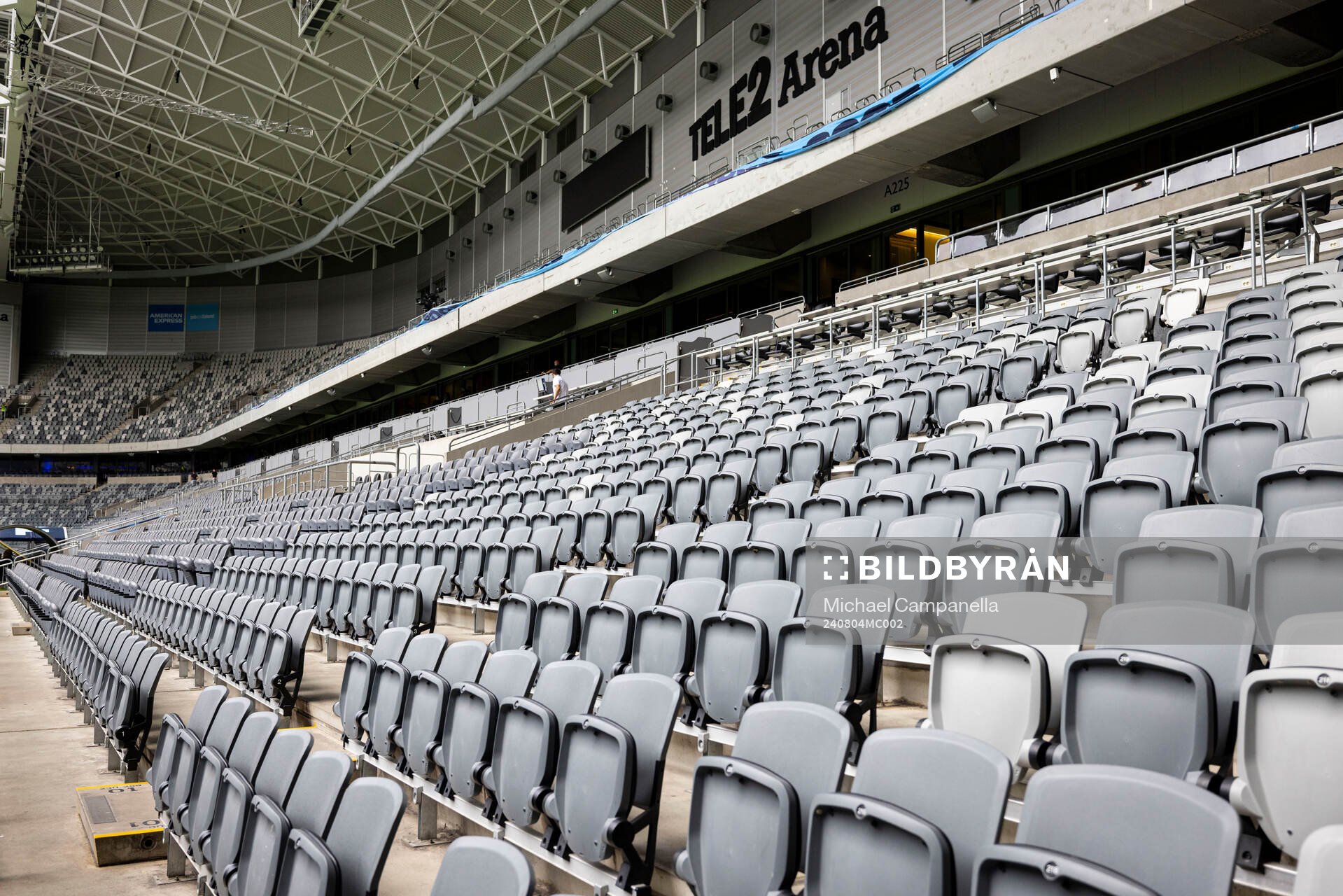 Stolar på läktaren i Tele2 Arena innan fotbollsmatchen i