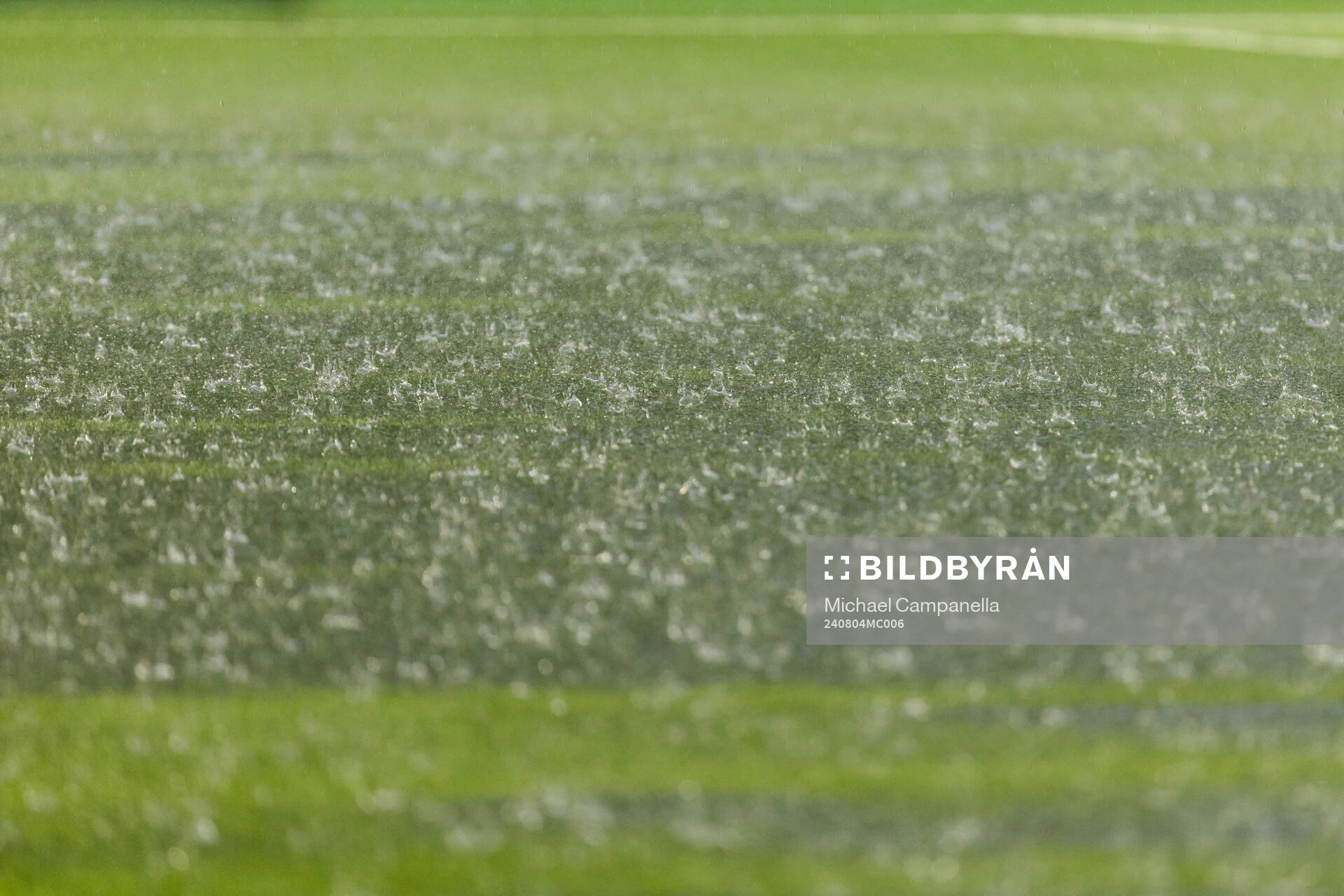 Regn på konstgräs inför fotbollsmatchen i Allsvenskan mellan Djurgården och IFK Göteborg den 4 augusti 2024 i Stockholm. 
