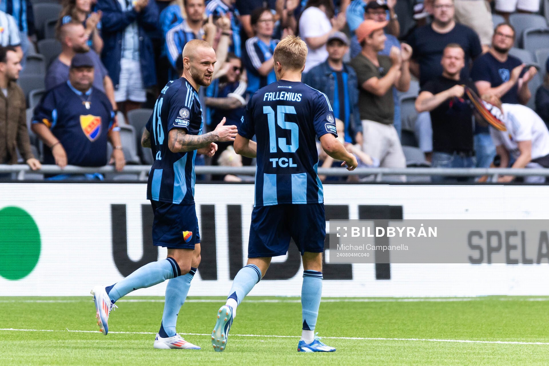 Djurgårdens Adam Ståhl jublar med Oskar Fallenius