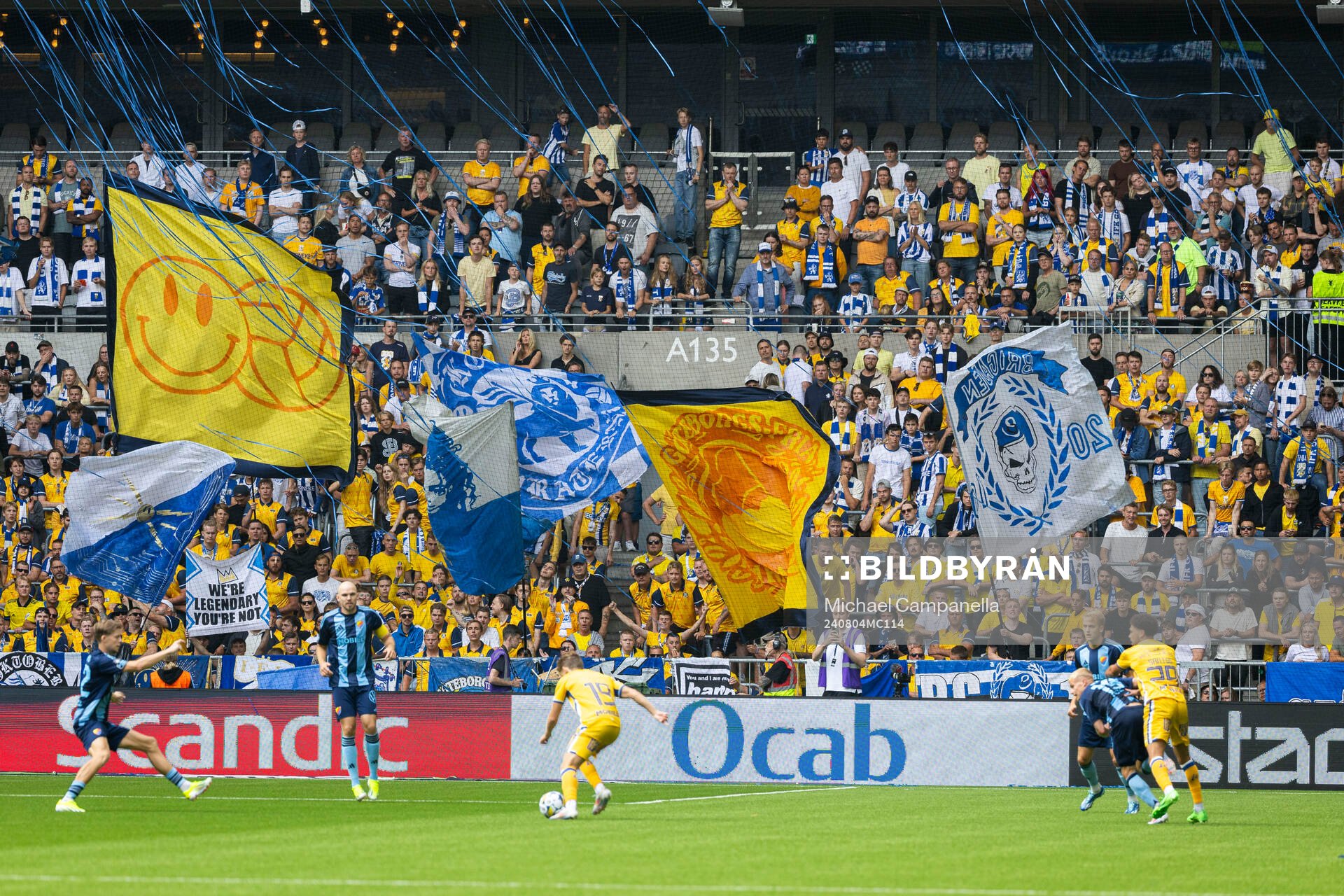 IFK Göteborgs supportrar med flaggor