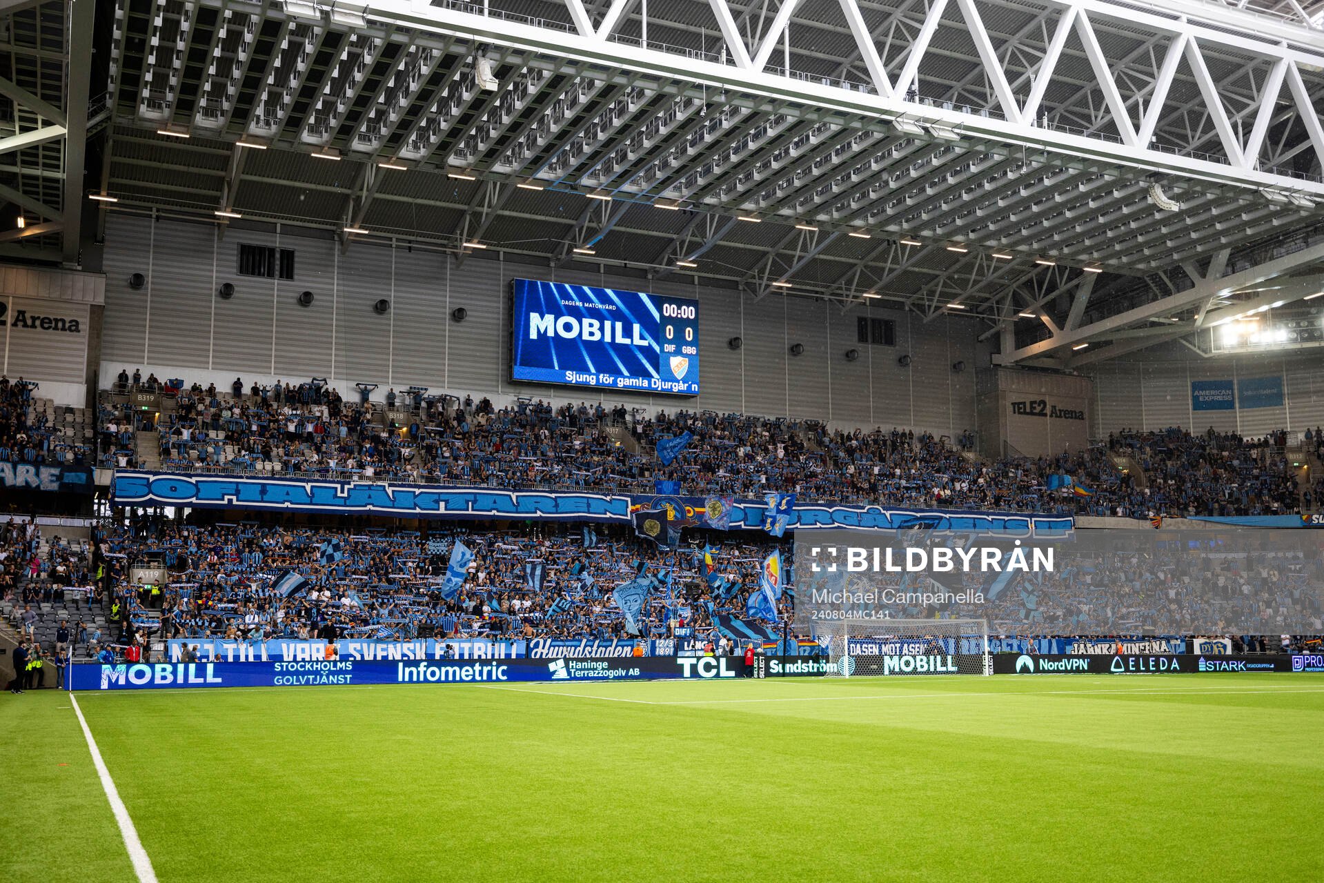 Djurgårdens supportrarna med flaggor och halsdukar