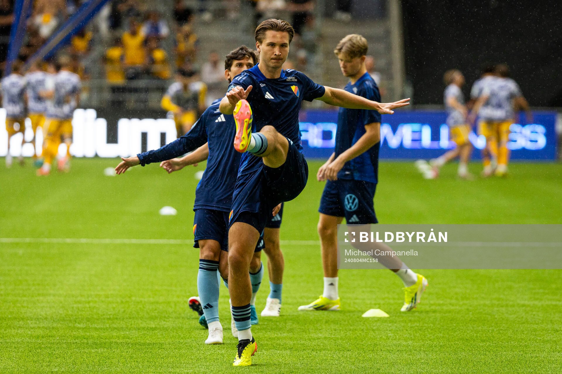 Djurgårdens Miro Tenho under uppvärmning innan fotbollsmatchen i Allsvenskan mellan Djurgården och IFK Göteborg den 4 augusti 2024 i Stockholm.