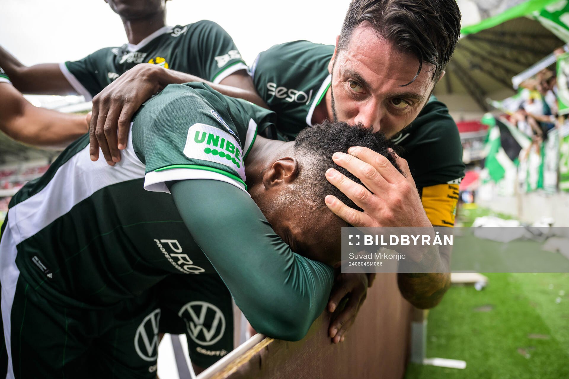 Hammarbys Shaquille Pinas och Nahir Besara jublar