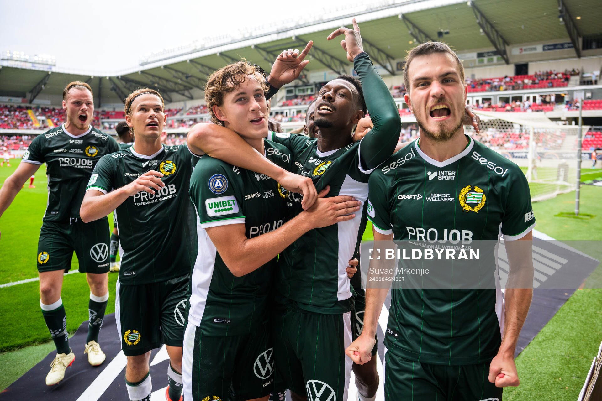 Hammarbys Shaquille Pinas jublar med lagkamrater