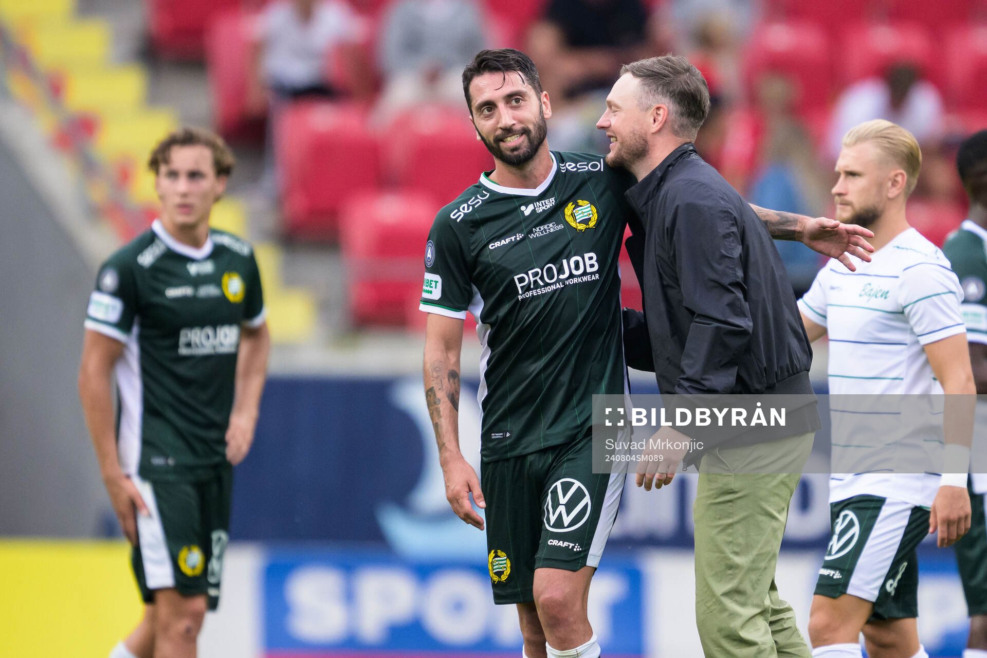 Hammarbys Nahir Besara och tränare Kim Hellberg jublar efter fotbollsmatchen i Allsvenskan mellan Kalmar och Hammarby den 4 augusti 2024 i Kalmar.