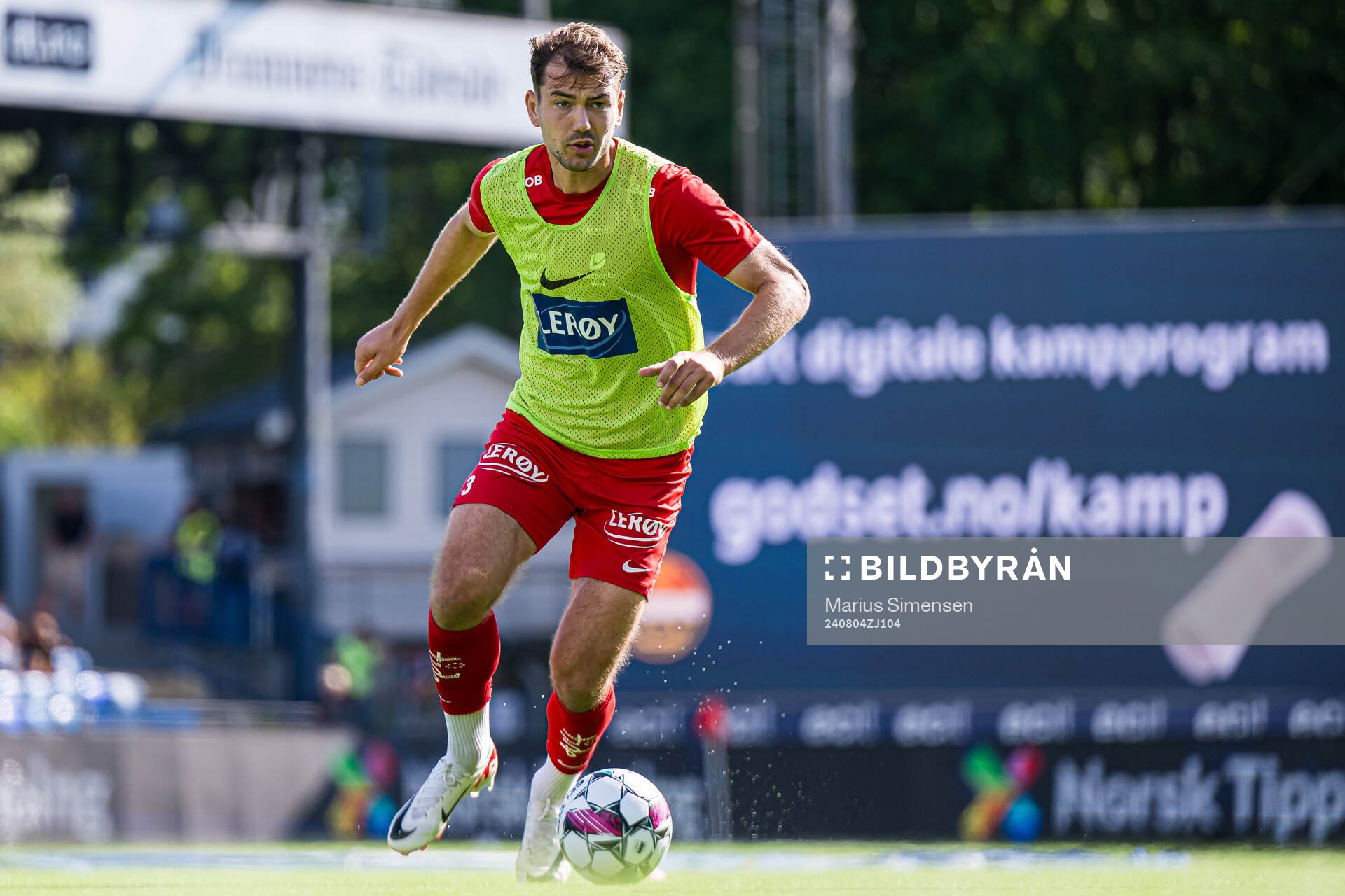 Fredrik Pallesen Knudsen of Brann warms up