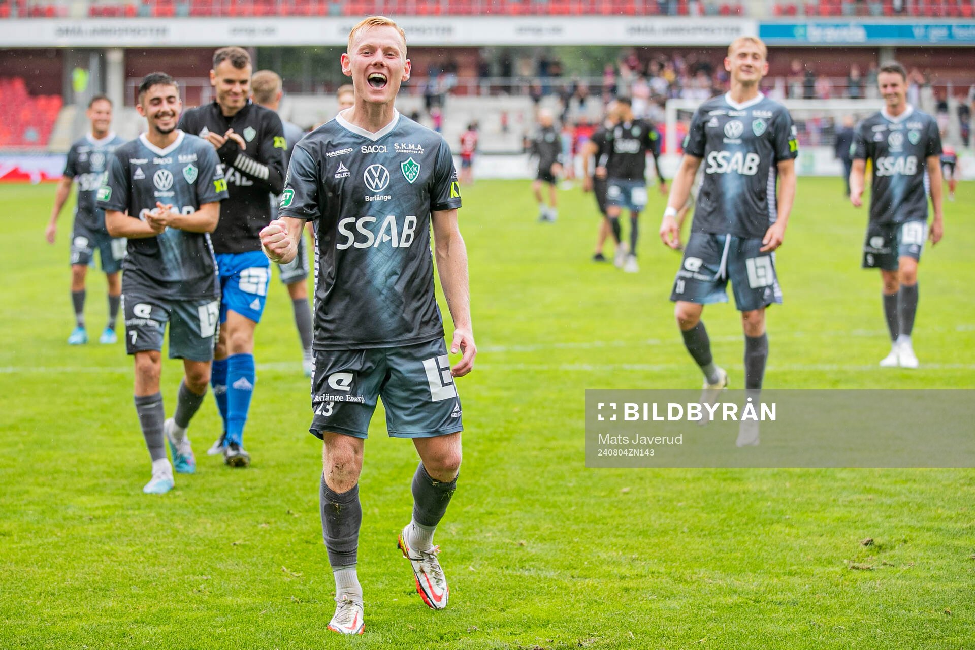 Brages Christopher Redenstrand jublar