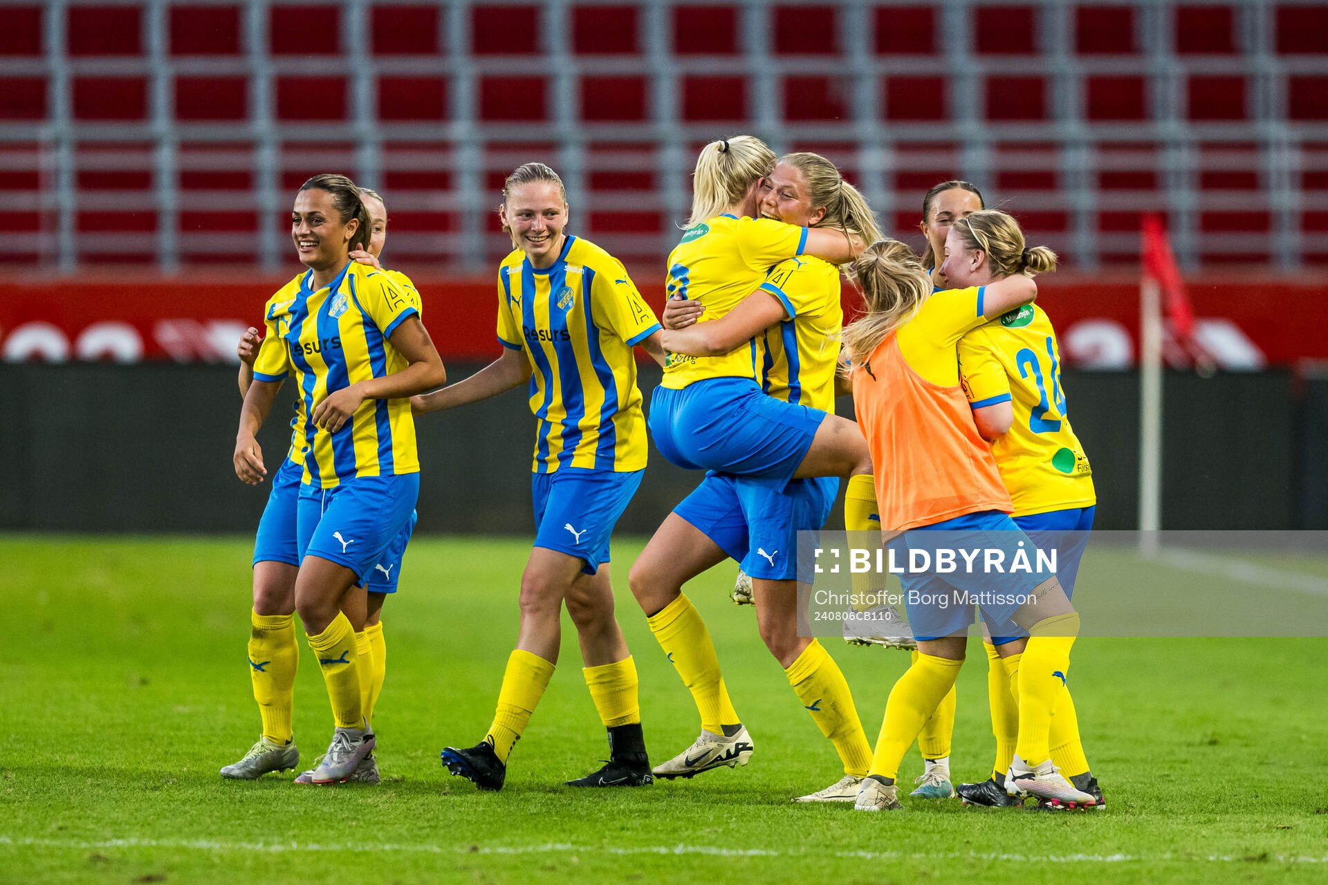 Eskilsminnes Marwa Said och Johanna Olsson jublar