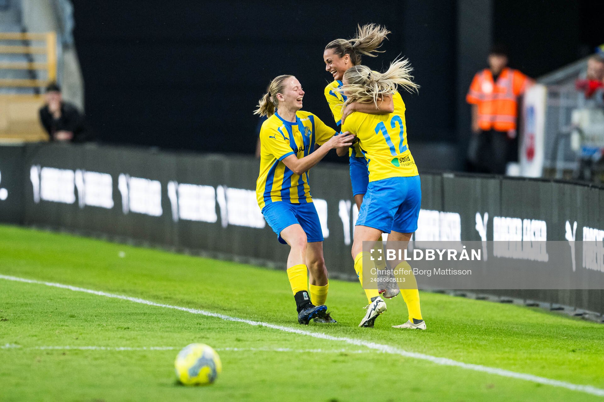 Eskilsminnes Marwa Said och Johanna Olsson jublar
