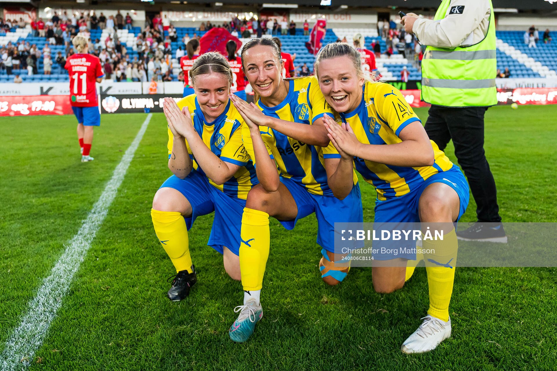 Eskilsminnes Ebba Jahnfors, Tilde Olsson och Nova Karlsson jublar efter fotbollsmatchen i Division 1 södra mellan Helsingborg och Eskilsminne den 6 augusti 2024 i Helsingborg.