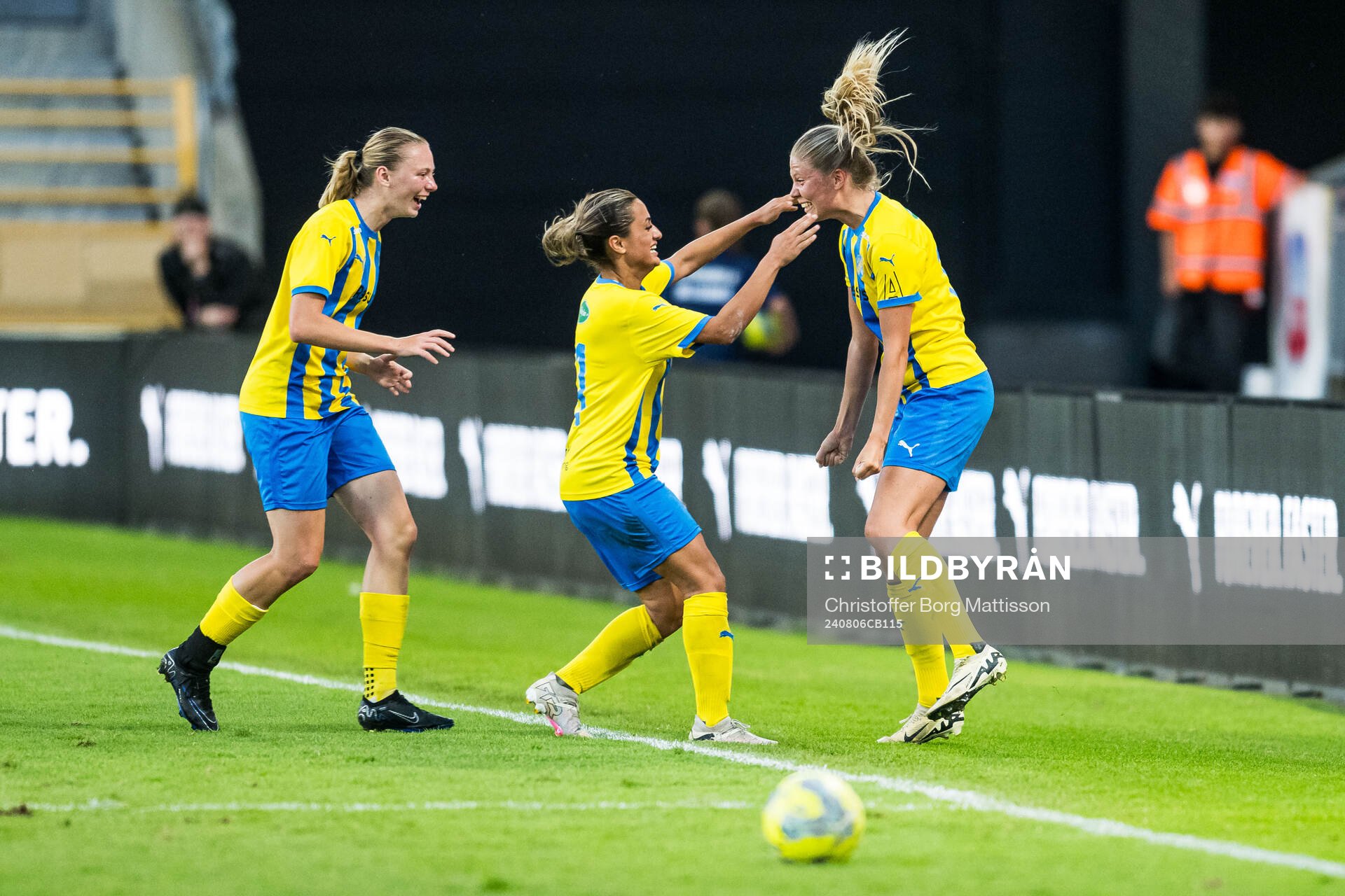 Eskilsminnes Marwa Said och Johanna Olsson jublar