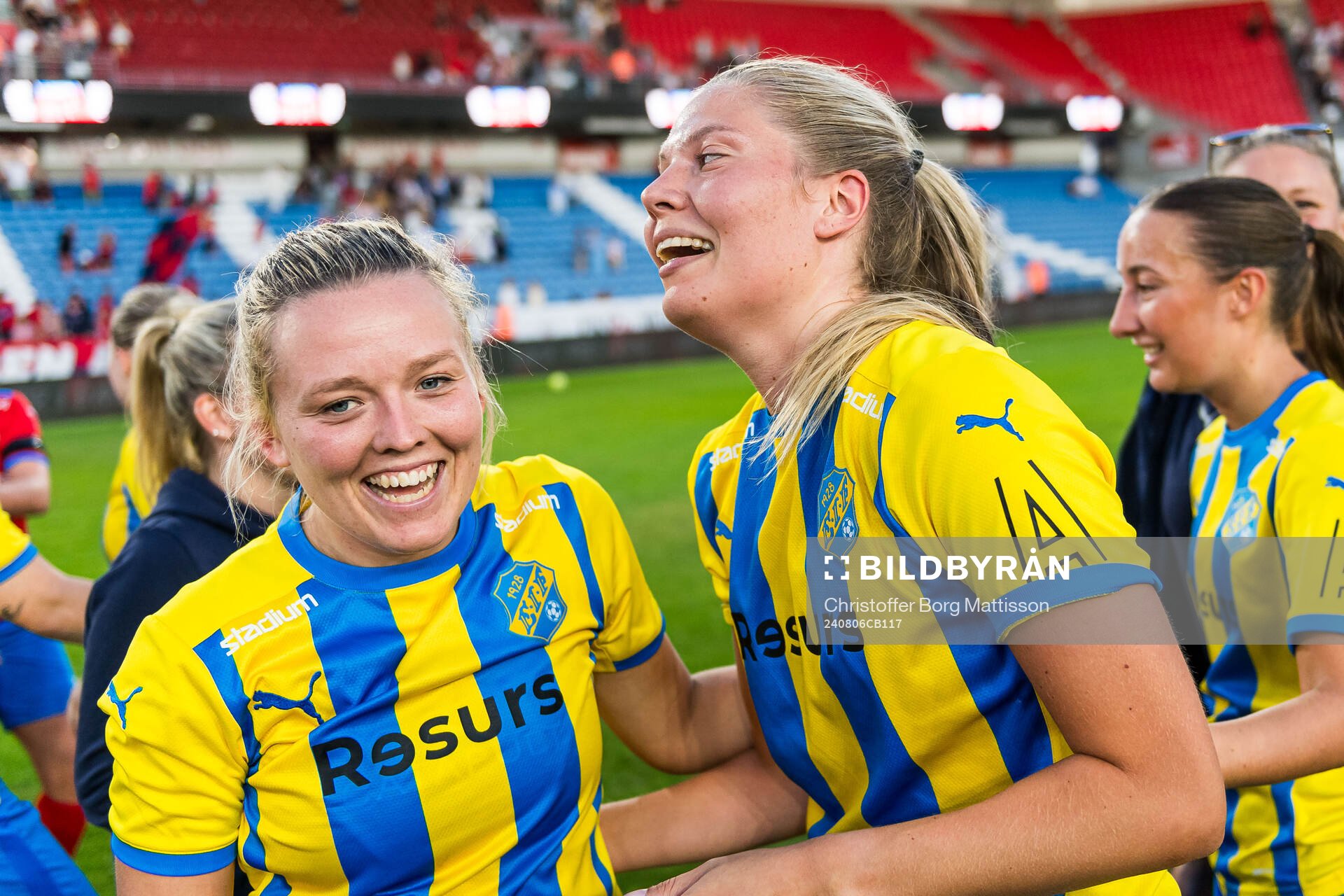 Eskilsminnes Nova Karlsson och Johanna Olsson jublar