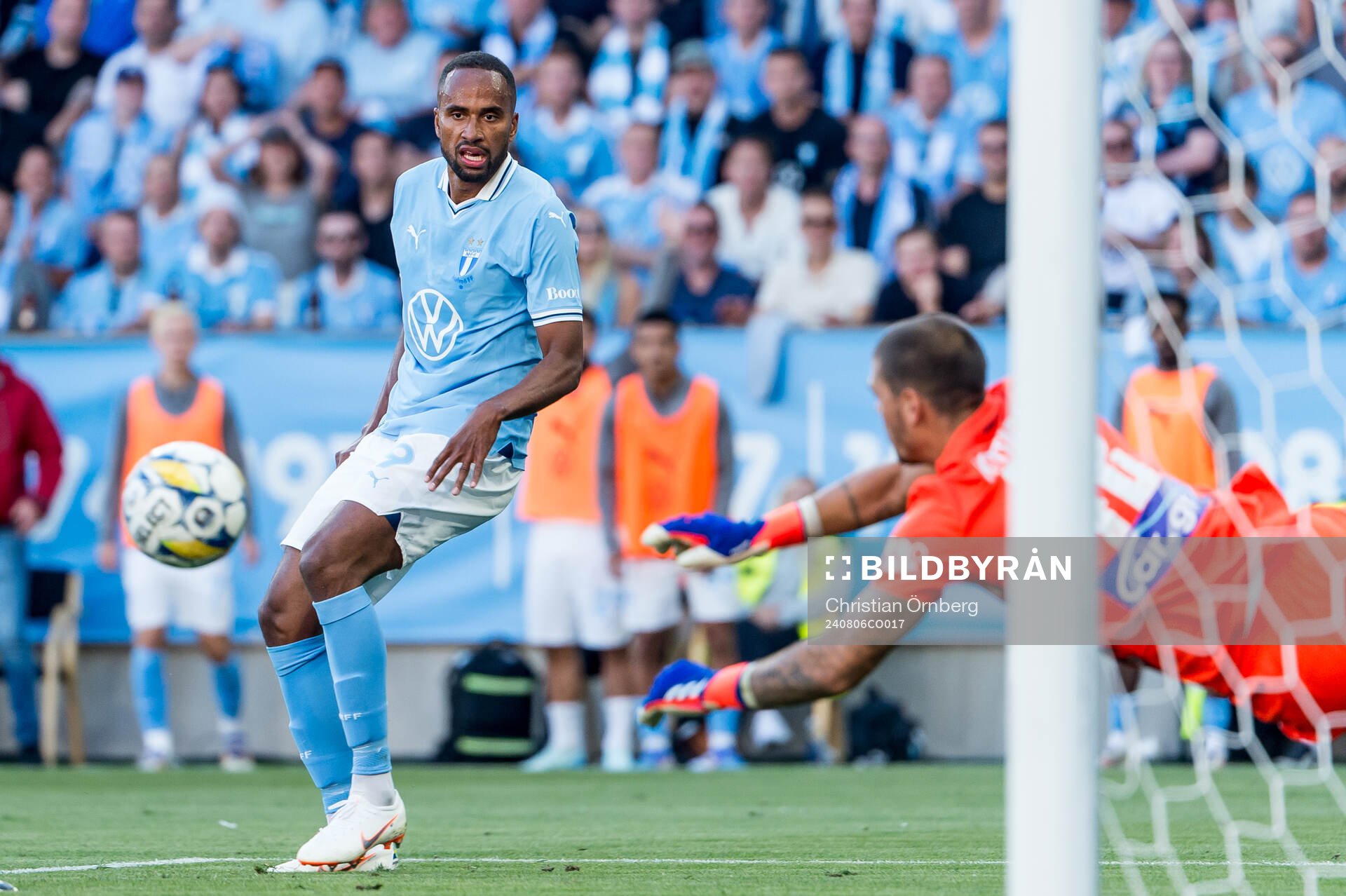 Isaac Kiese Thelin of Malmö FF and Dominik Kotarski of PAOK