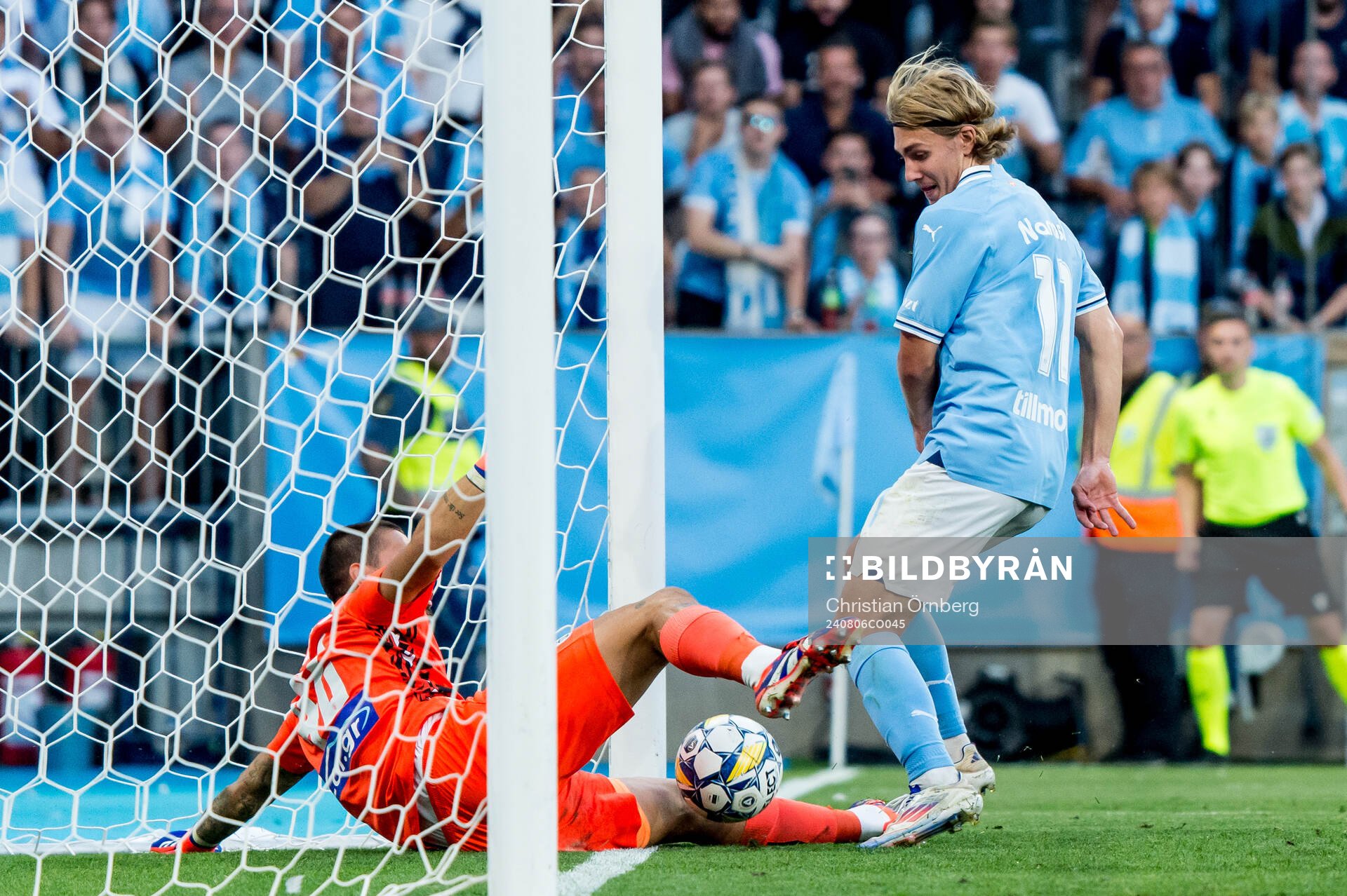 Sebastian Nanasi of Malmö FF scores the 2-1 goal behind