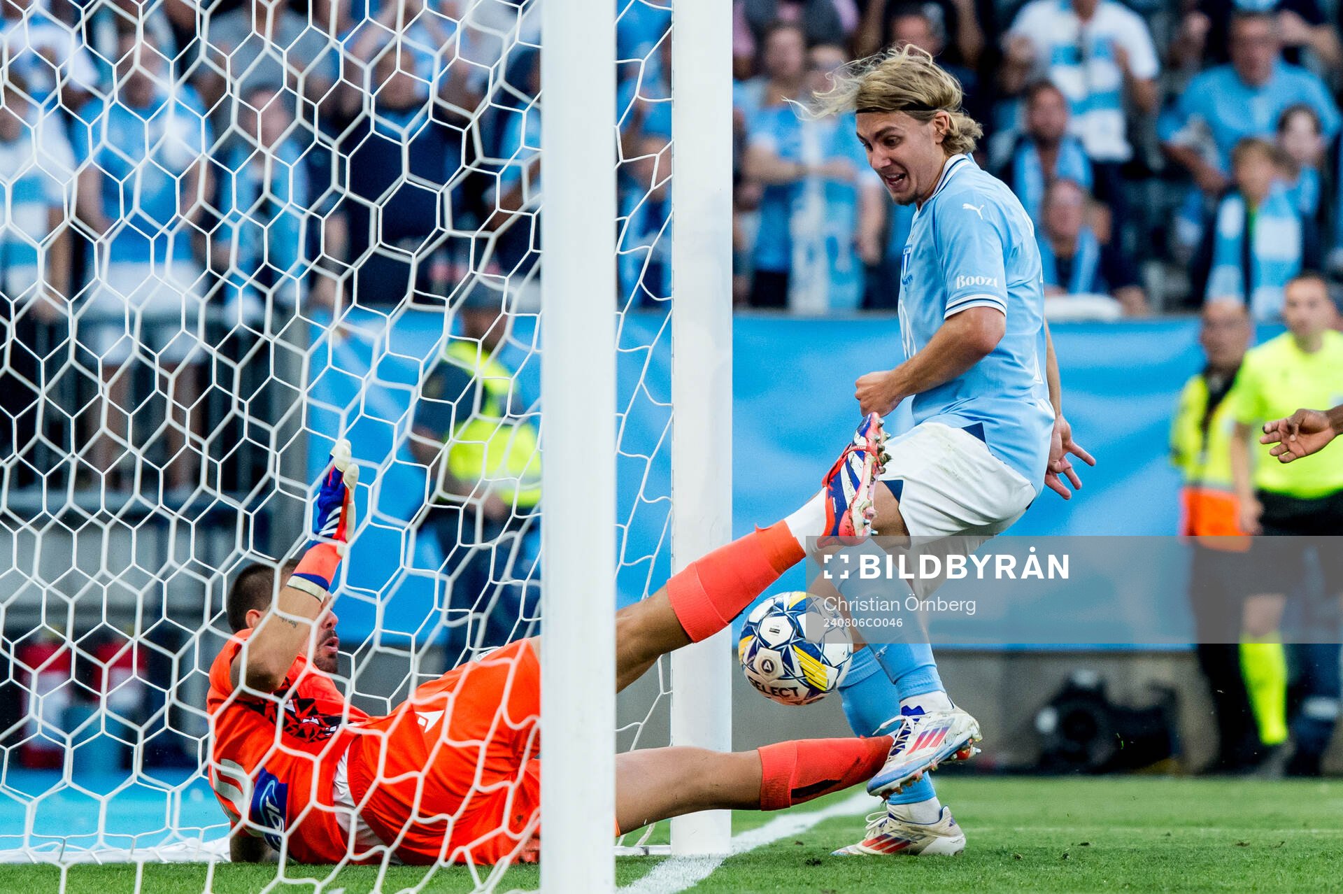 Sebastian Nanasi of Malmö FF scores the 2-1 goal behind Dominik Kotarski of PAOK during the UEFA Champions League football match between Malmö FF and PAOK on August 6, 2024 in Malmö.