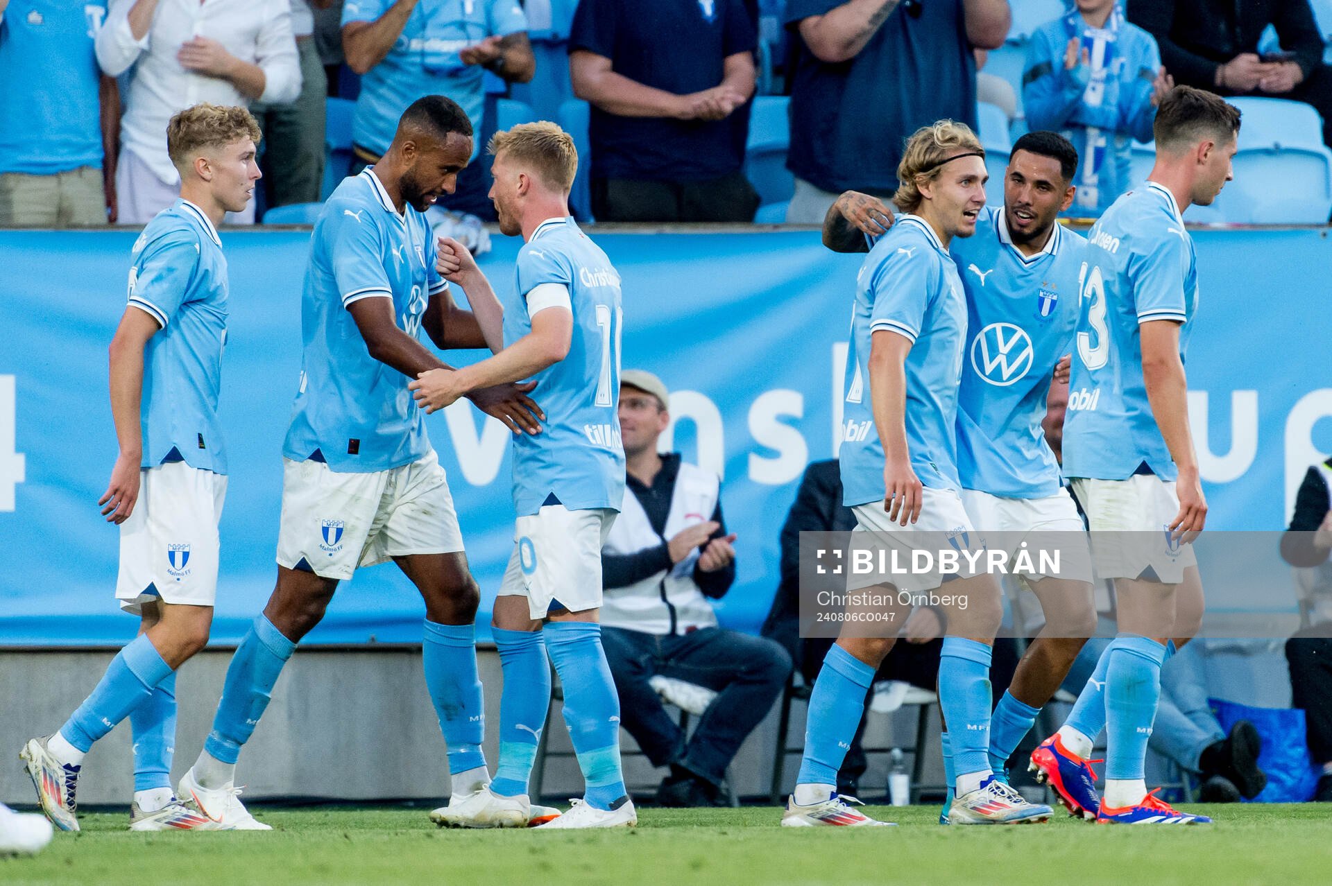 Sebastian Nanasi of Malmö FF celebrate with teammates