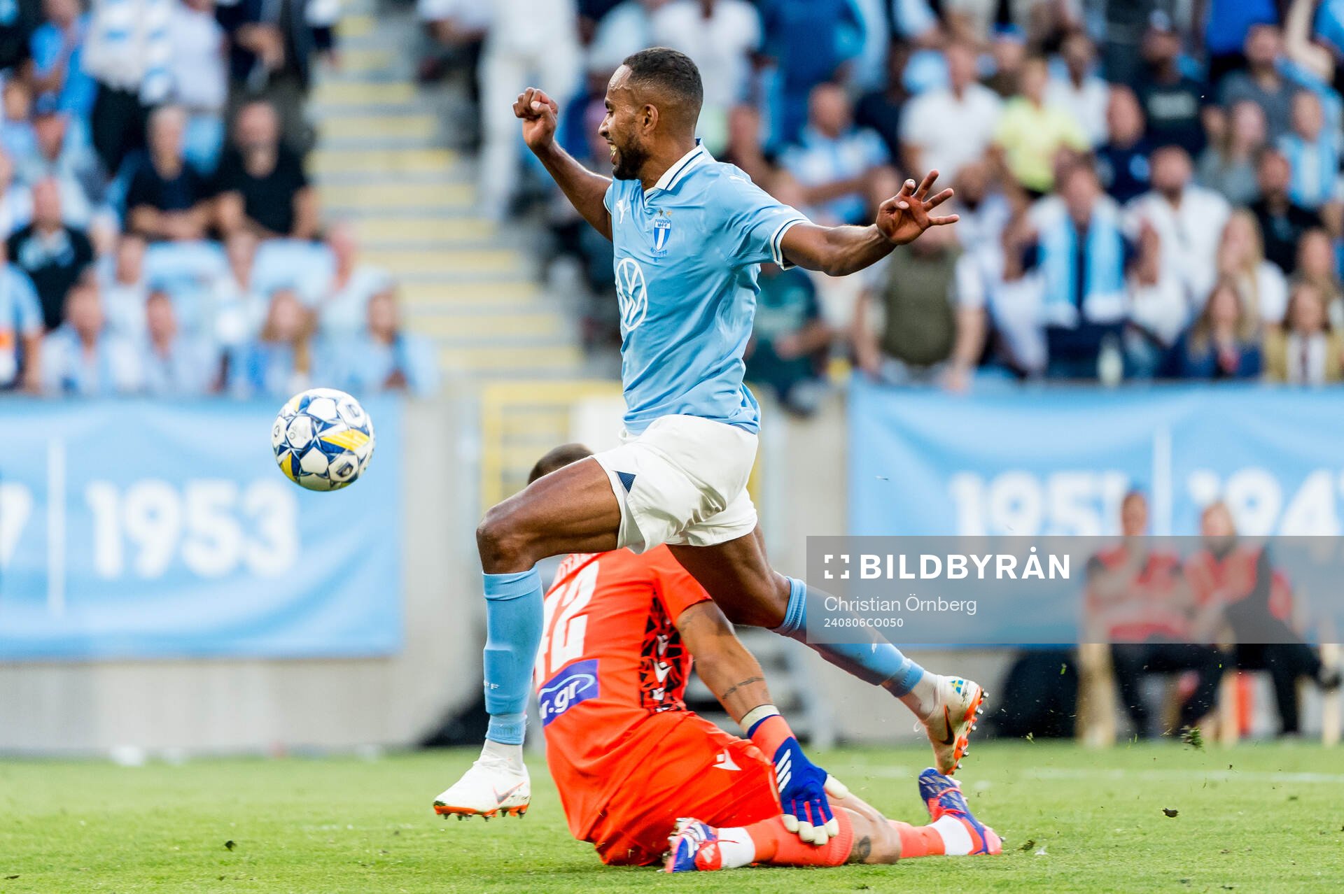 Isaac Kiese Thelin of Malmö FF and goalkeeper Dominik