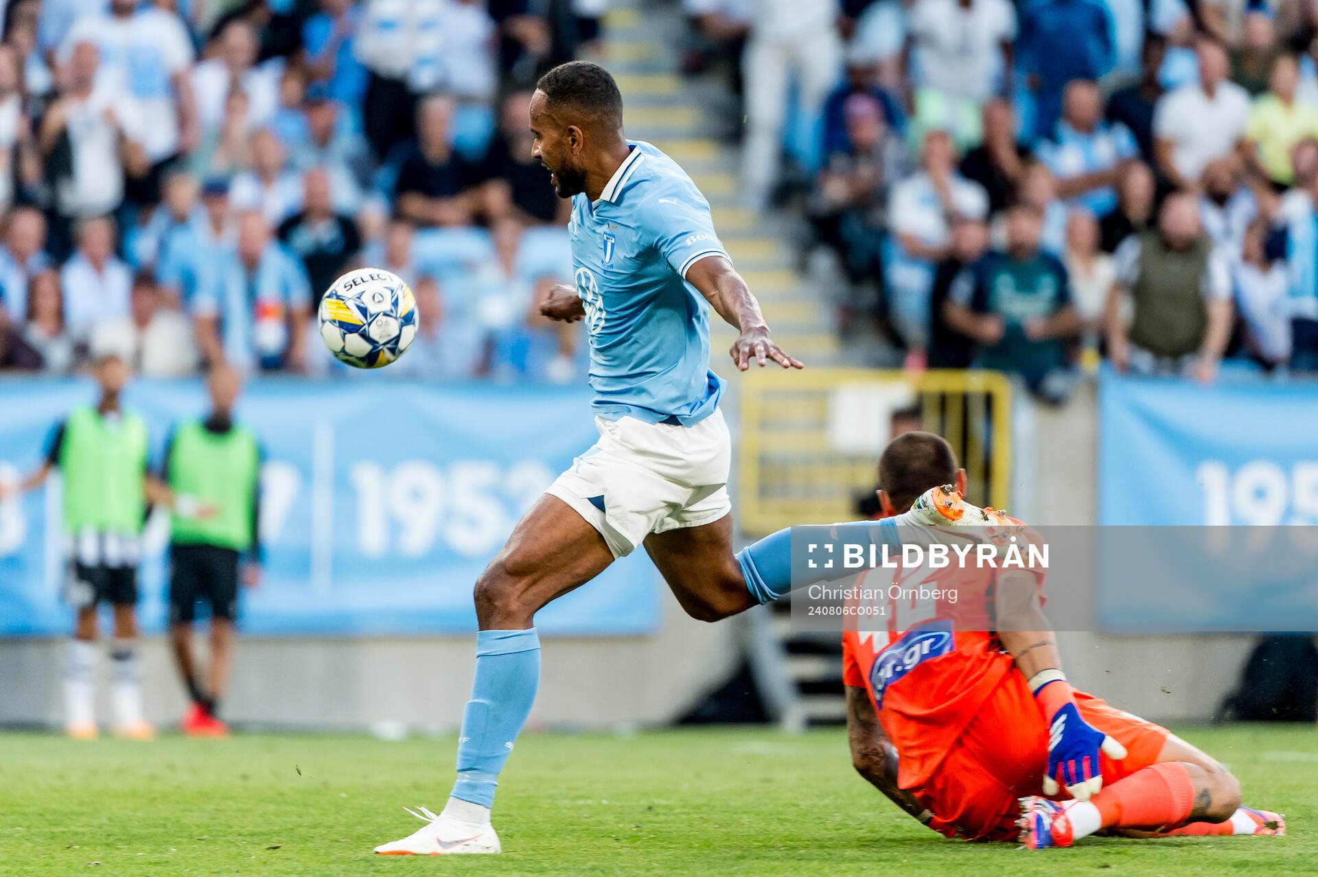 Isaac Kiese Thelin of Malmö FF and goalkeeper Dominik