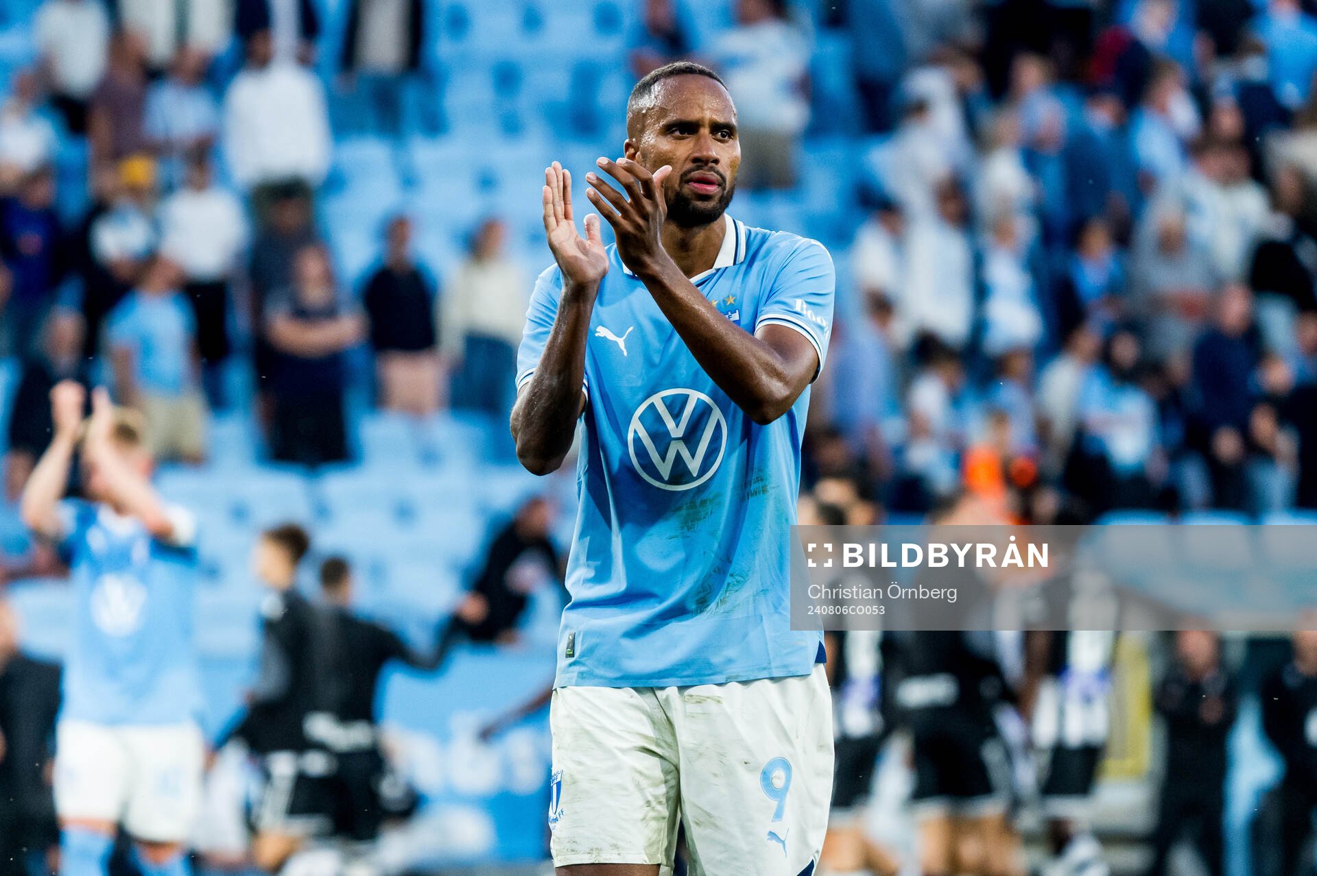 Isaac Kiese Thelin of Malmö FF looks dejected