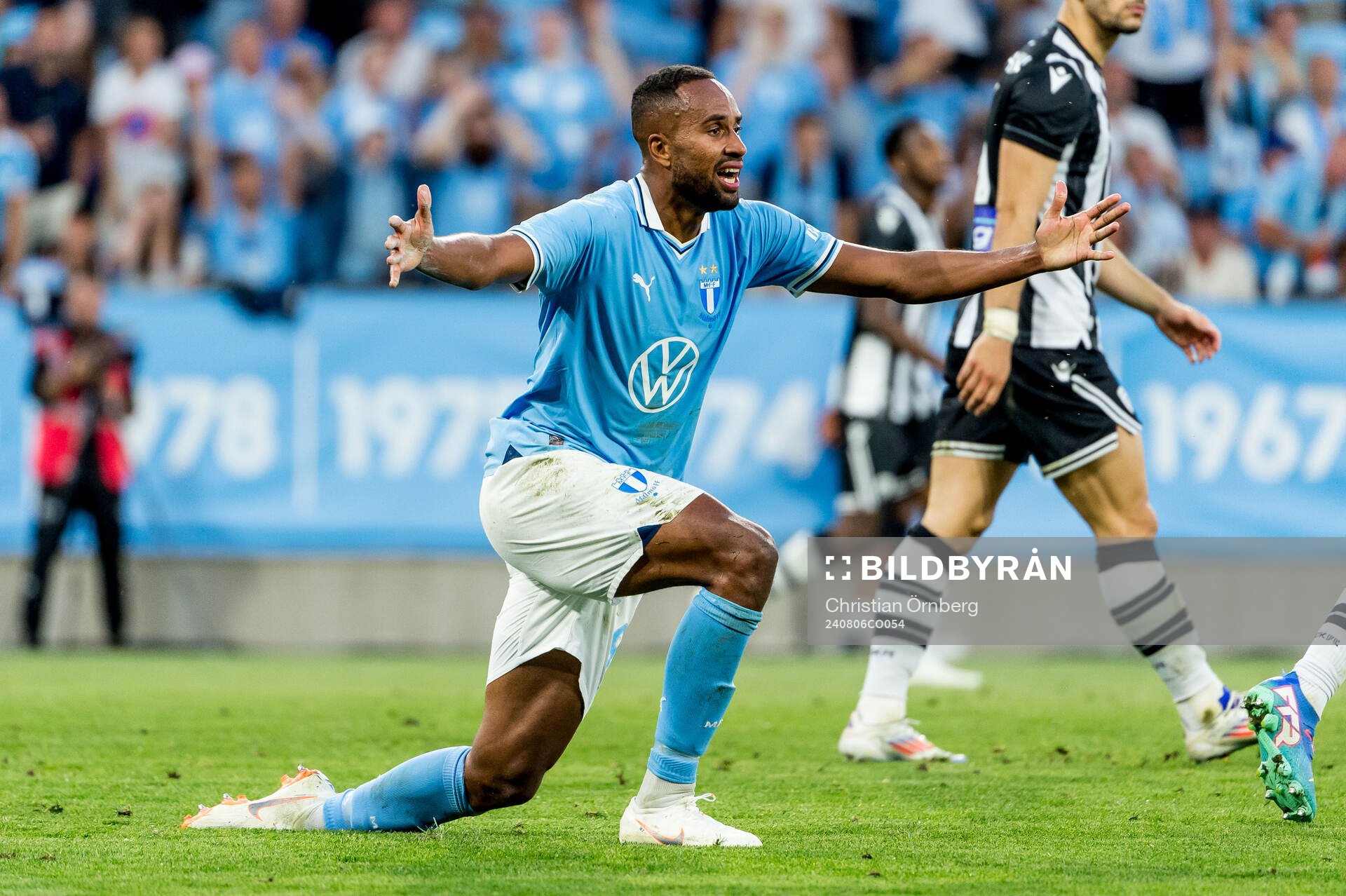 Isaac Kiese Thelin of Malmö FF looks dejected