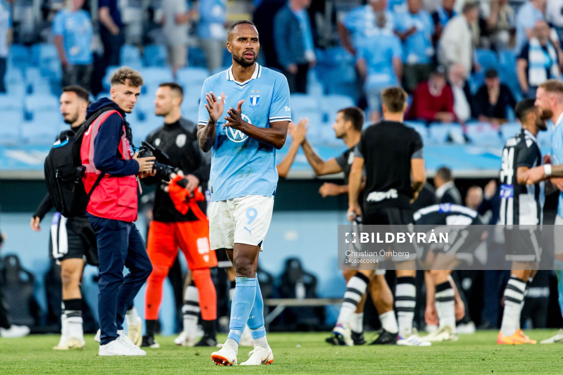 Isaac Kiese Thelin of Malmö FF looks dejected