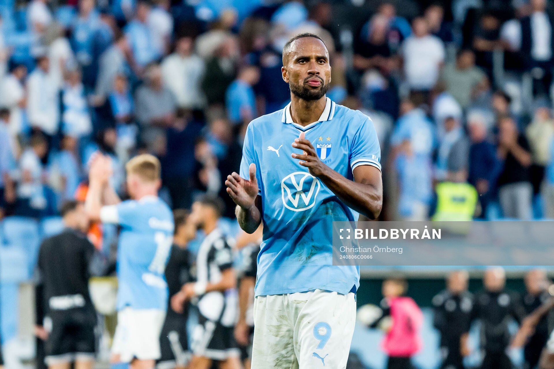 Isaac Kiese Thelin of Malmö FF looks dejected