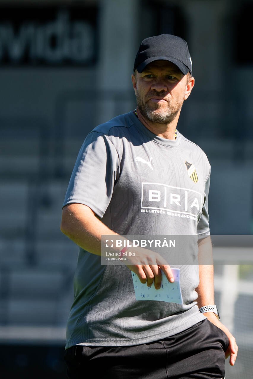 Head coach Paco Johansen