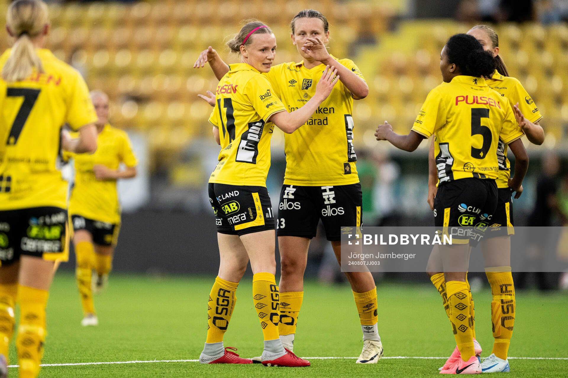 Elfsborgs Leann Nyström jublar med Ellen Nilsson