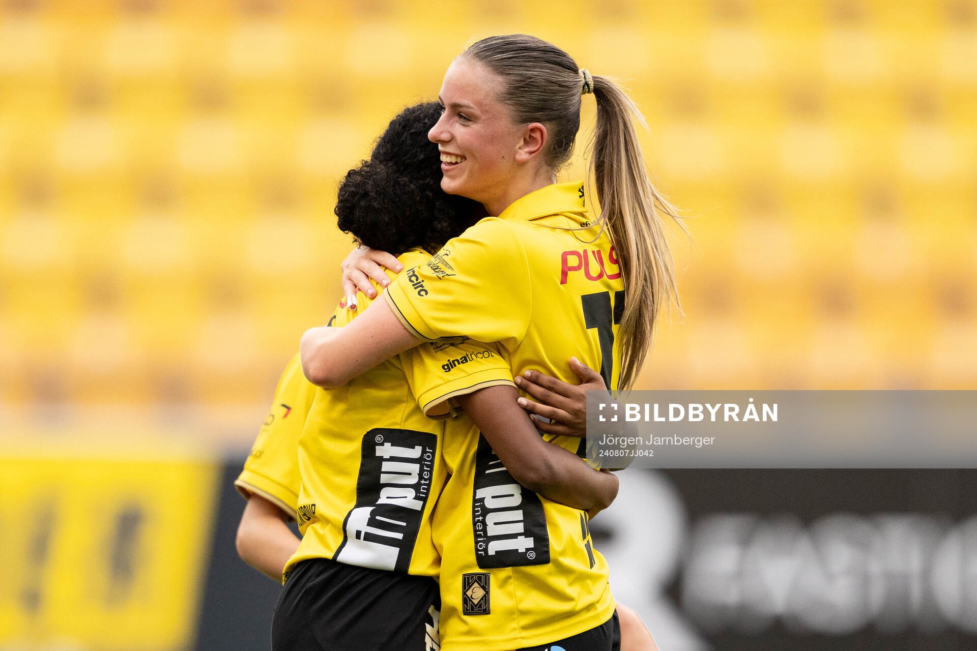 Elfsborgs Vanessa Lopez jublar med Lova Mobaeck vid 1-0 under fotbollsmatchen i DM mellan Elfsborg och Råda den 7 augusti 2024 i Borås. 